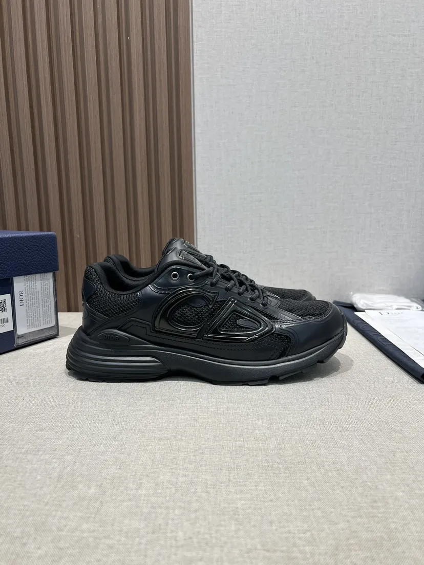 p280🌍🌏🌎顶级版本B30 Countdown 运动鞋是 D别具一格的经典新品，时尚而富有运动风范。重新设计的款式采用海军蓝色绒面革等材质精心制作，饰以 CD30 标志提升格调，彰显摩登风尚与别致美感。鞋舌和后侧饰以银色调 D B30 和 CD30 标志。轻盈的纹理效果橡胶外底突显众多经典细节，内部弹力设计，打造理想的舒适效果。可与各式休闲单品搭配，打造精致造型。 ▪️帮面材质：织物、牛剖层革（装饰物及装饰线除外） ▪️侧面和后侧饰以 CD30 标志 ▪️鞋舌饰以 D B30 标志 ▪️内部弹力饰带设计，稳定贴合 ▪️白色轻盈纹理橡胶外底搭配 Dior 标志和黑色饰边 ▪️双色鞋底点缀以 Dio、CD30 和 B30 标志 ▪️底厚：3.5CM ▪️Size：女码35-40男码39-47（47定做不退换）