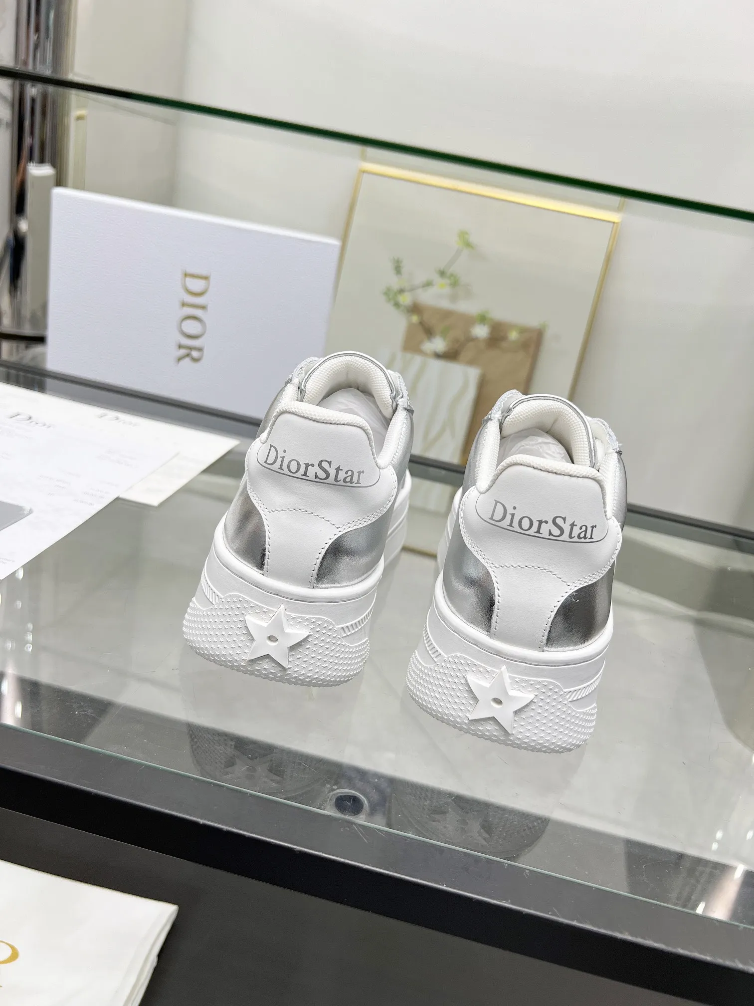 p230 [庆祝]迪家新花色官网同步更新啦 这款 Dior Star运动鞋是一款时尚单品，明星运动鞋，提高了现代风格的标志线。鞋面采用银色贴膜皮精心裁制而成，两侧则饰有银色CD签名和星星图案，彰显独特魅力。厚而超轻的标志性鞋底增高5cm，这款运动鞋一年四季都可以与休闲装搭配 码数：35-41 欢迎上图下单[玫瑰][玫瑰][玫瑰]