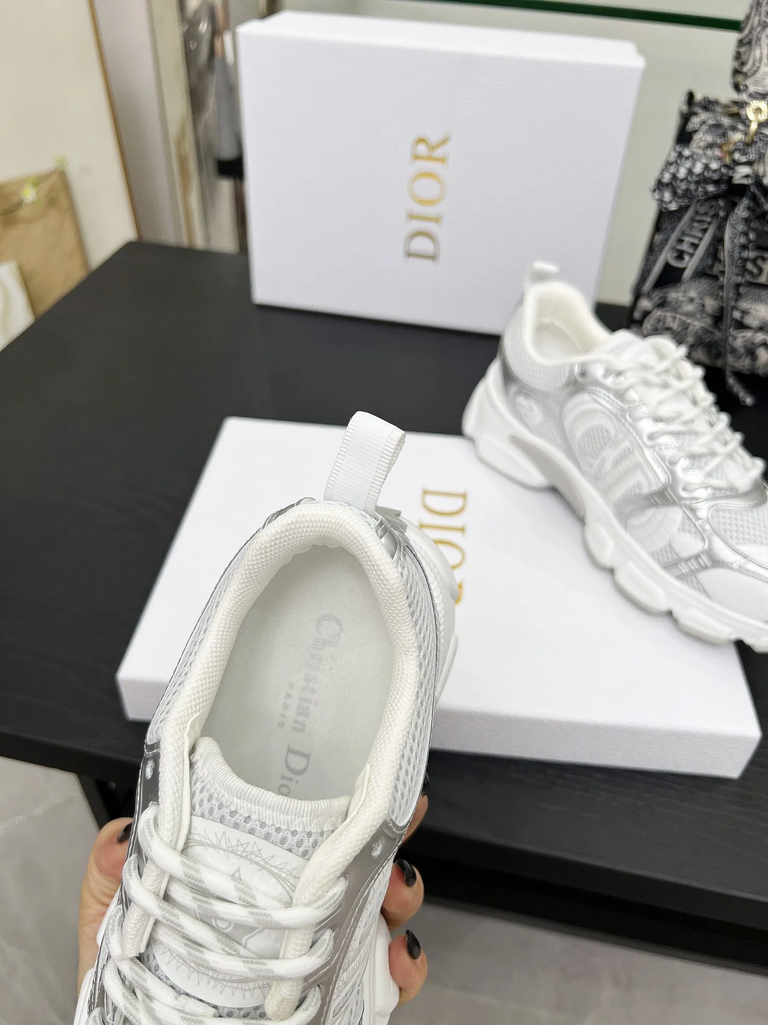 工厂价250 官网新色同步更新 这款 Dior Chrono 运动鞋以Dior的高订风格重新演绎跑步鞋。米色网眼织物搭配同色调绒面牛皮革镶片，侧面的CD 标志、鞋舌上的星星补丁和鞋跟的Dior标志，诸多经典细节彰显格调。采用双色鞋带，轻盈鞋底搭配星星图案，可全年打造休闲造型。 价格：P 码数：女码35-41（35/42可定做） 男码40-46（男款打版中） 颜色：白、粉、金、银