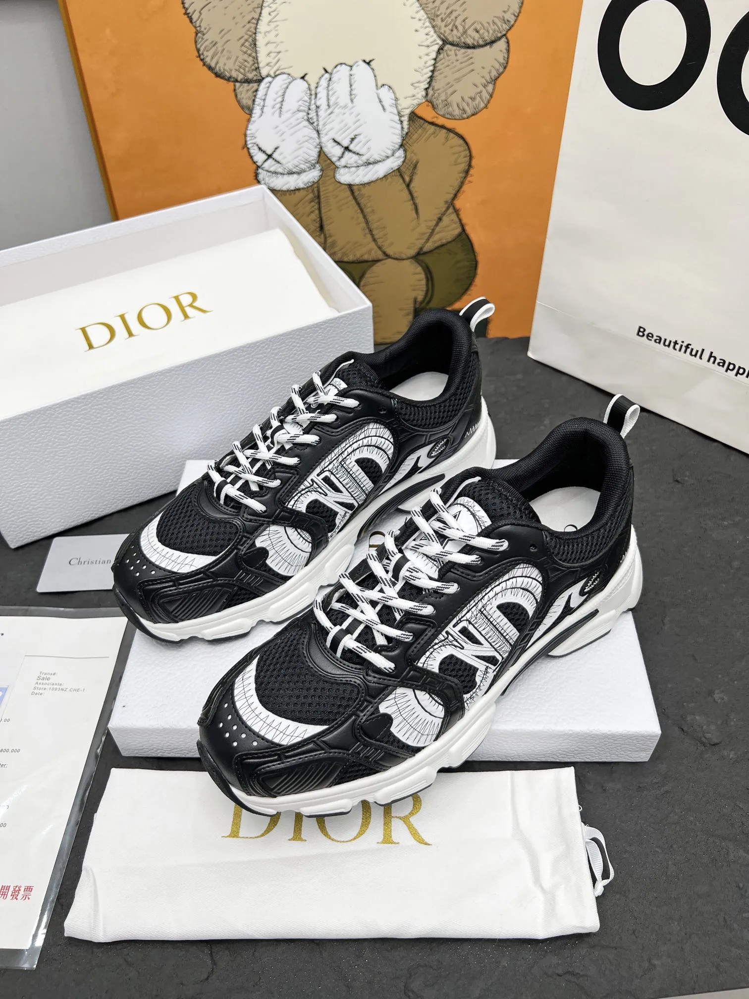 p250 这款 Dior Chrono 运动鞋是二零二四秋季新品,以 Dior 的高订风格重新演绎跑步鞋。白色网眼织物搭配裸色和银色调层压皮革效果镶片,两侧的 CD 标志、鞋舌上的星星补丁和鞋跟的 Dior 标志,诸多细节彰显格调。采用双色鞋带,轻盈鞋底搭配星星装饰,可全年打造休闲造型。 码数:女码35-41(35/42可定做) 男码40-46(男款打版中) 颜色:白、粉、金、银