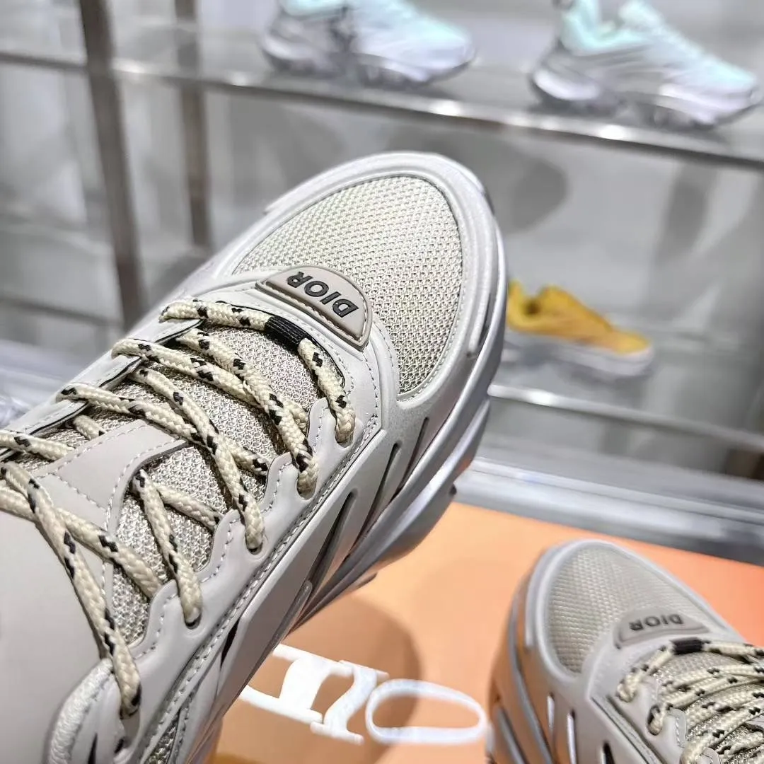 实价：380❤️❤️❤️ Dior迪奥B44最新款老爹运动鞋是秋季新品，以时髦复古风格丰富经典系列。精心制作，可全年与休闲造型搭配 顺应复古市场的趋势的 Dad Shoes风格鞋款鞋舌上的Dior标志 也注明了这双鞋是运用了质感细腻的皮革和网眼布面材质拼接成鞋身，鞋身两侧有显眼的字母CD 表明身份，鞋身多处线条勾勒细节 让鞋子看起来不那么单调、复古立体感十足！配送专柜精美包装🛍📦 ▪️ 面料：原版定制牛皮 ▪️ 内里：进口透气网里 ▪️ 鞋底：开模防滑大底 ▪️ Size:38-46