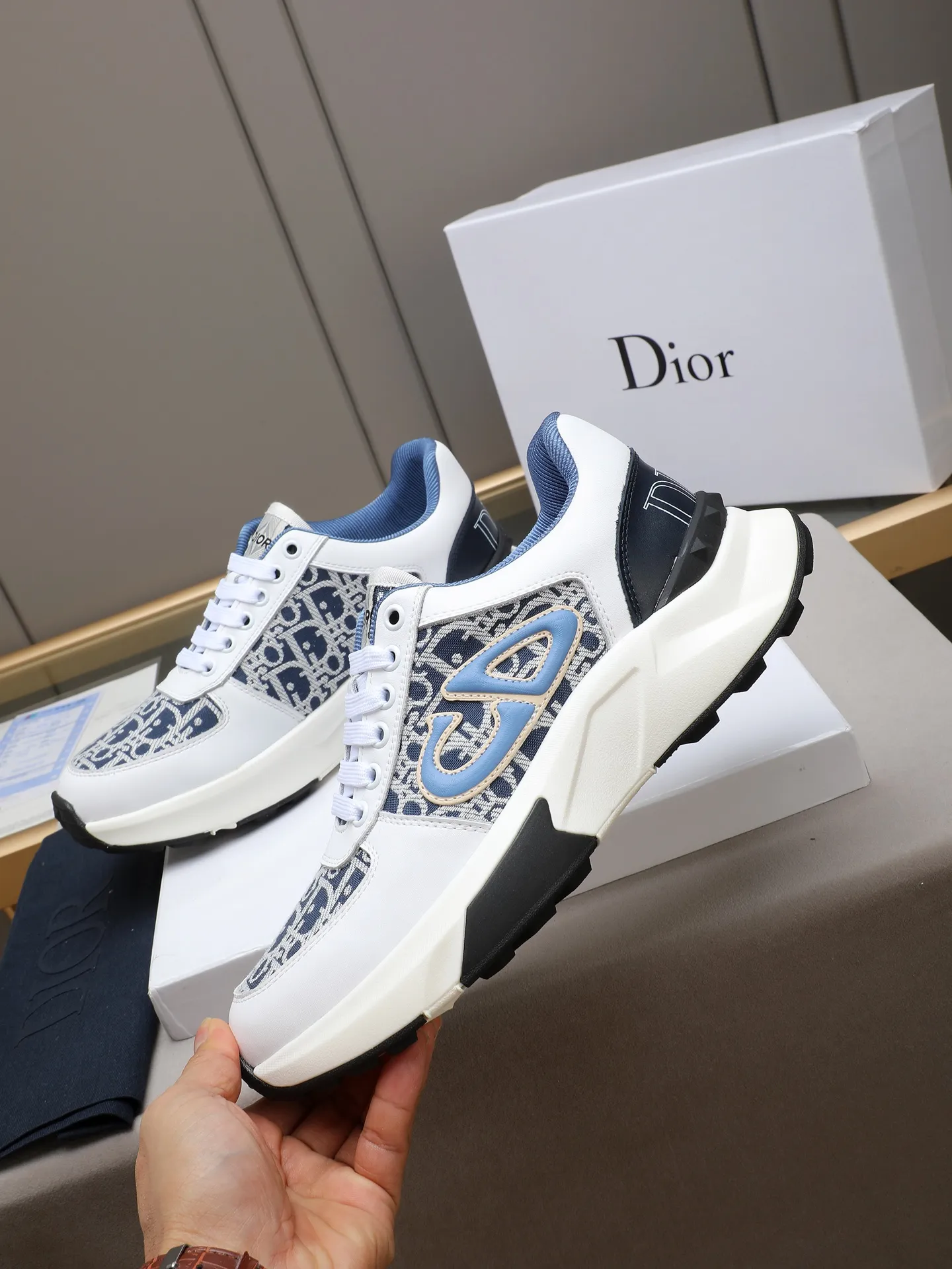 🆕🆕🆕PPP230 Dior迪奥前卫百搭时尚男鞋私版开模，小牛皮拼接迪奥专用防水布料，时尚干脆、大气个性更潮更抢眼更追求档次，它将颠覆旧念，与您共度时尚潮人必备! 必自留 ! 高大上的舒适大低，高端品质做工。码数：38-44 （45定做）4色供亲选[亲亲][亲亲][亲亲]