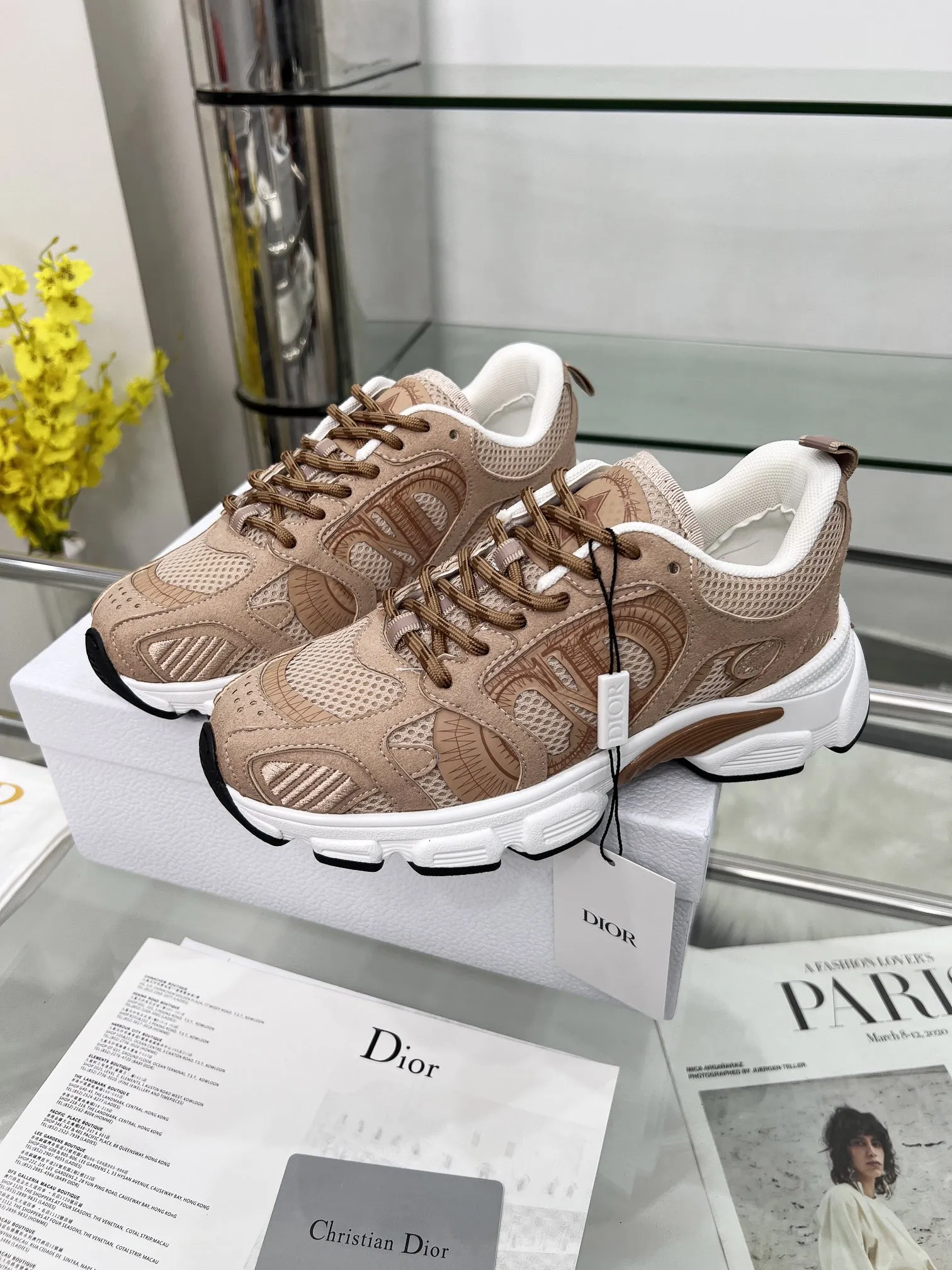 p250 官网新色同步更新 这款 Dior Chrono 运动鞋以Dior的高订风格重新演绎跑步鞋。米色网眼织物搭配同色调绒面牛皮革镶片，侧面的CD 标志、鞋舌上的星星补丁和鞋跟的Dior标志，诸多经典细节彰显格调。采用双色鞋带，轻盈鞋底搭配星星图案，可全年打造休闲造型。 码数：女码35-41（35/42可定做） 男码40-46（39-47定做不退不换） 颜色：12色可选