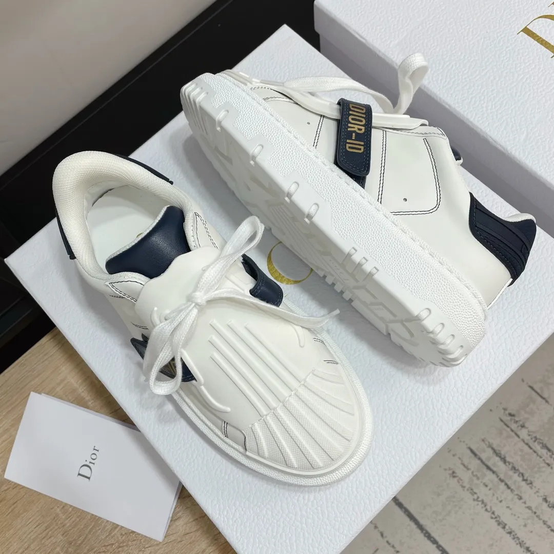 💰女p240 男p250 Dior——专柜最新同步款贝壳头小白鞋/运动鞋 可以说是运动鞋里的另一种清流,贝壳头设计一点都不会笨重,反而是立体的视觉感与复古的时尚感⚠ 最近这款超级火🔥🔥胶片与皮革的融合,青春动感时髦,贝壳头超级有型,鞋底4cm增高效果完美…… TPU贝壳胶片+牛皮面料,透气网纱内里,4cm原版底,注塑乳胶牛皮垫,外侧点胶立体金属Logo字母…… 码数35—41正码 原版高端包装