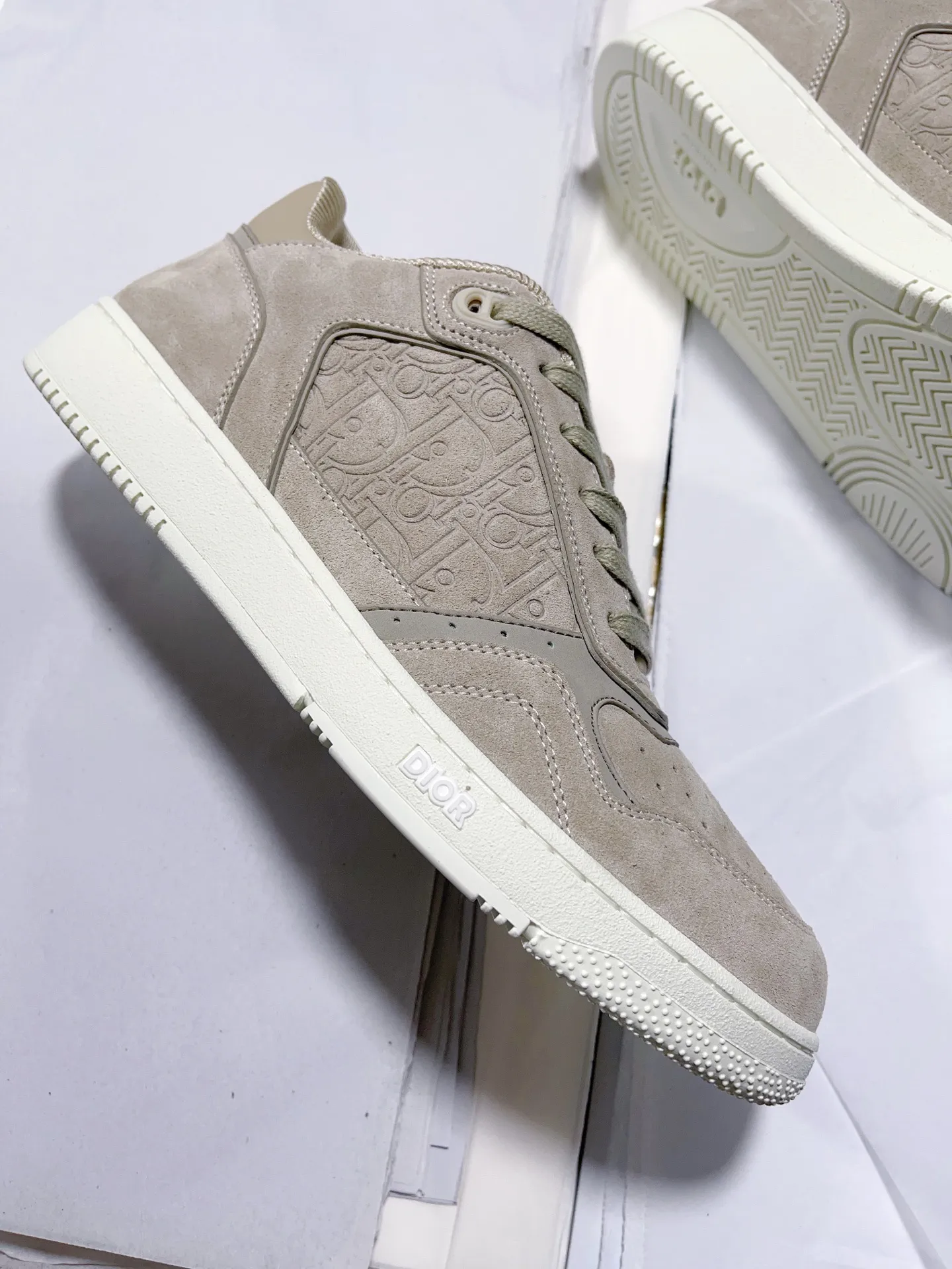 Dior『迪奥』2025超🔥B27升级版新款运动鞋👫情侣鞋。高版本1:1 采用油边套楦工艺，面料进口头层牛皮+高科技面料，内里牛皮+定制里布。TPU原版刻复大底。高底帮齐出30多色 码数:女35-42 男38-45 出厂价底p270💰 欢迎各位老总比货&hellip;&hellip;