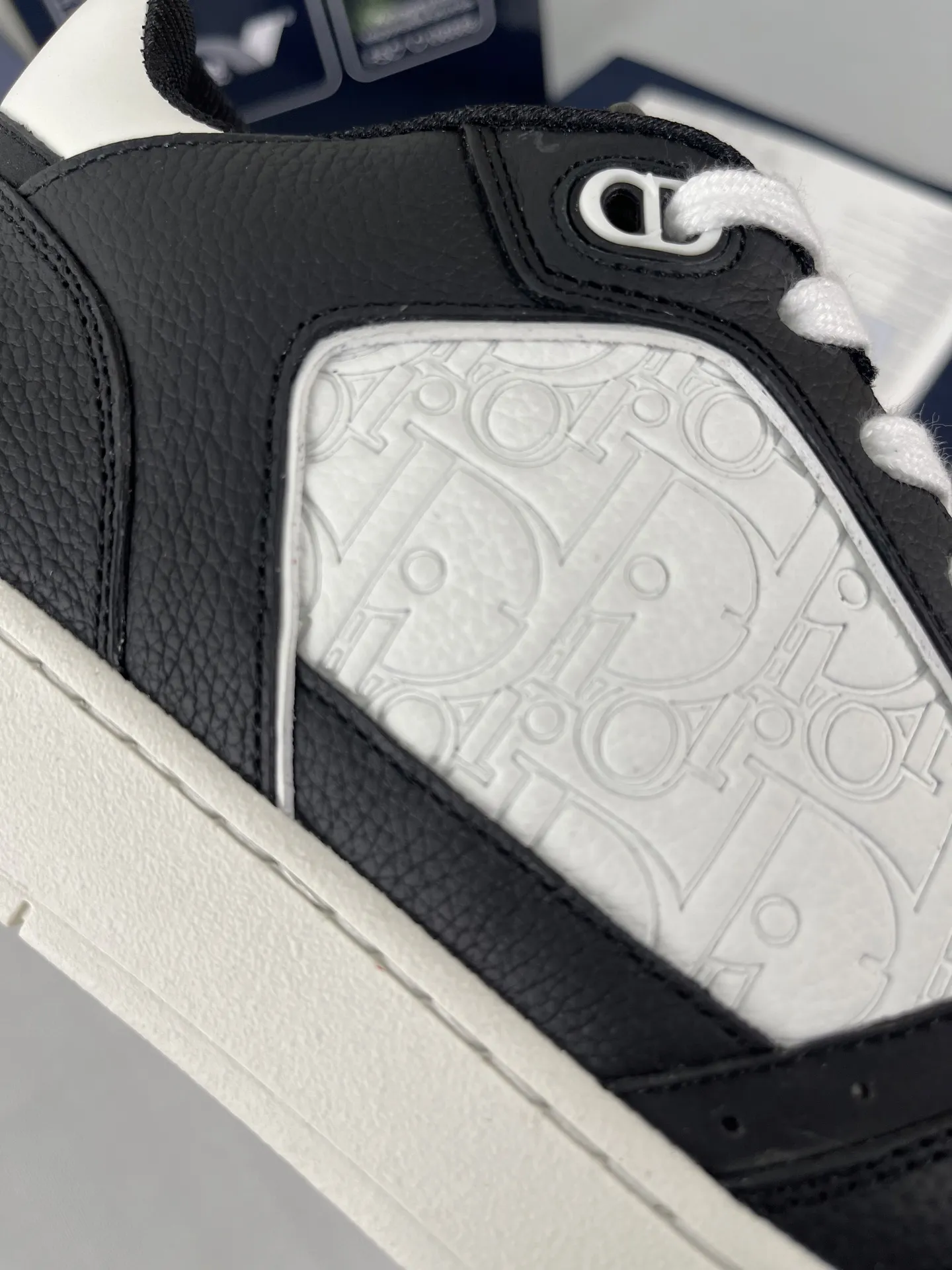 Dior『迪奥』2025超🔥B27升级版新款运动鞋👫情侣鞋。高版本1:1 采用油边套楦工艺,面料进口头层牛皮+高科技面料,内里牛皮+定制里布。TPU原版刻复大底。高底帮齐出30多色 码数:女35-42 男38-45 出厂价底p270💰 欢迎各位老总比货……