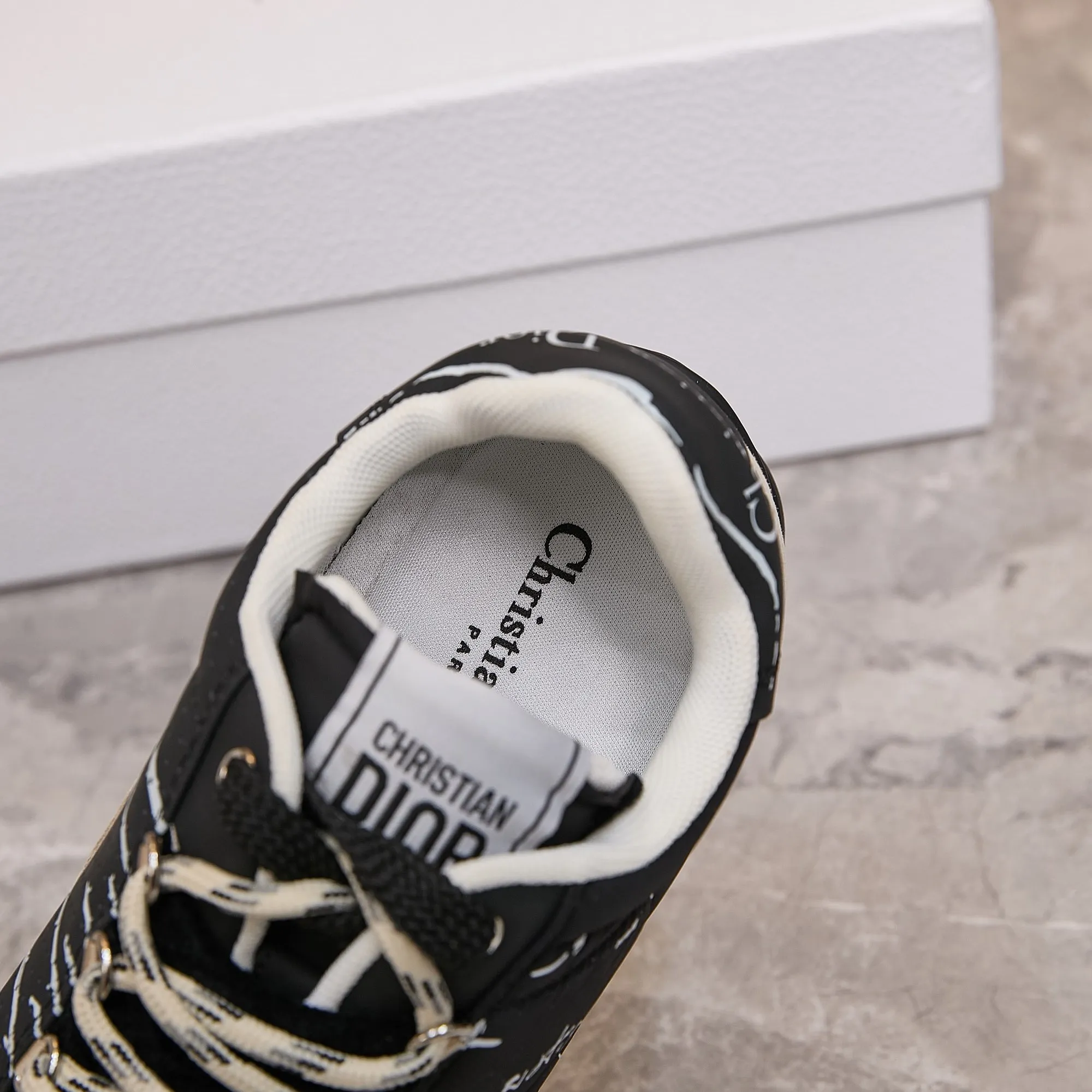 p300 迪奥 / Dior D-Sketch 运动鞋 男女35-45 黑色尼龙和牛皮革 这款 D-Sketch 运动鞋于迪奥二零二五春夏成衣系列发布秀精彩亮相，彰显经典的复古美学。采用白色尼龙和牛皮革精心制作，饰以灵感源自鞋履制作阶段的印花标志，搭配米色绒面牛皮革镶片和双鞋带。侧面饰以手写风格的 Christian Dior Paris 标志，鞋跟和鞋舌点缀以 Christian Dior Paris 标志镶片和标牌。搭配双色纤薄橡胶鞋底更显精致，可为各式休闲造型增添高订气质。 帮面材质：牛皮革，牛剖层革，织物 装饰物及装饰线除外 侧面、鞋舌和鞋跟饰以 Christian Dior Paris 标志 双色纤薄橡胶鞋底饰以 Christian Dior 的幸运星符号