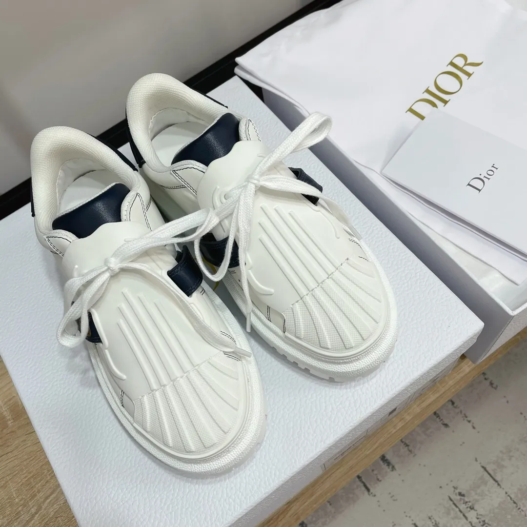 💰女p240 男p250 Dior——专柜最新同步款贝壳头小白鞋/运动鞋 可以说是运动鞋里的另一种清流,贝壳头设计一点都不会笨重,反而是立体的视觉感与复古的时尚感⚠ 最近这款超级火🔥🔥胶片与皮革的融合,青春动感时髦,贝壳头超级有型,鞋底4cm增高效果完美…… TPU贝壳胶片+牛皮面料,透气网纱内里,4cm原版底,注塑乳胶牛皮垫,外侧点胶立体金属Logo字母…… 码数35—41正码 原版高端包装