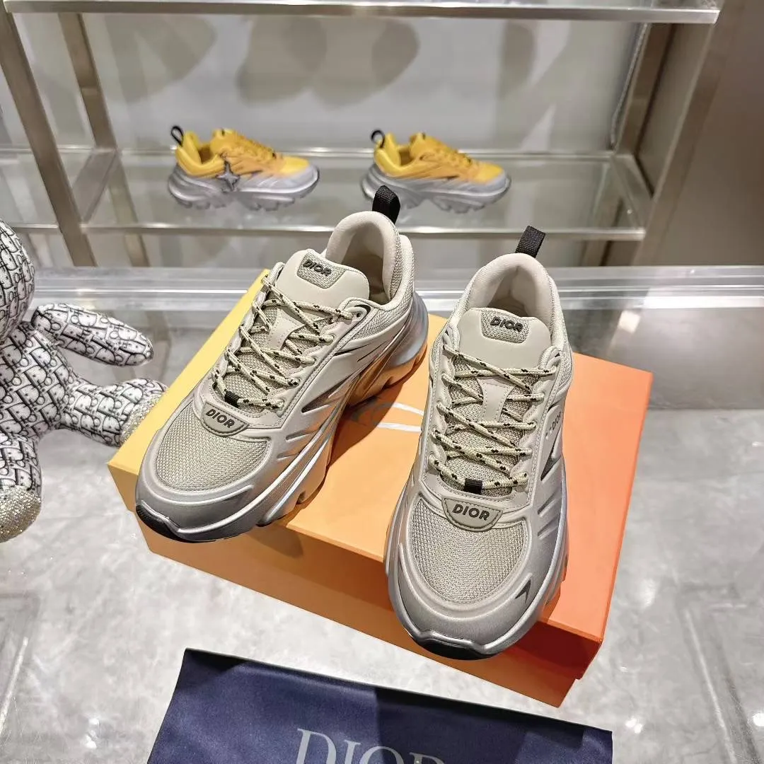 实价：380❤️❤️❤️ Dior迪奥B44最新款老爹运动鞋是秋季新品，以时髦复古风格丰富经典系列。精心制作，可全年与休闲造型搭配 顺应复古市场的趋势的 Dad Shoes风格鞋款鞋舌上的Dior标志 也注明了这双鞋是运用了质感细腻的皮革和网眼布面材质拼接成鞋身，鞋身两侧有显眼的字母CD 表明身份，鞋身多处线条勾勒细节 让鞋子看起来不那么单调、复古立体感十足！配送专柜精美包装🛍📦 ▪️ 面料：原版定制牛皮 ▪️ 内里：进口透气网里 ▪️ 鞋底：开模防滑大底 ▪️ Size:38-46