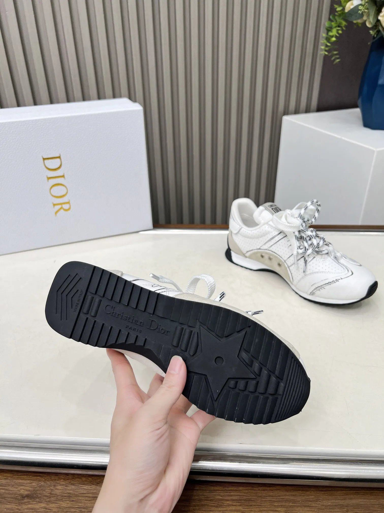 p270 这款 D-Sketch运动鞋是二零二五春夏成衣系列新品，彰显经典的复古美学。采用金色调褶皱羊皮革和金色调叠层牛皮革等材质精心制作，饰以灵感源自鞋履制作阶段的印花标志，搭配米色绒面牛皮革镶片和双鞋带。侧面饰以手写风格的Christian Dior Paris标志，鞋跟和鞋舌点缀以Christian Dior Paris 标志镶片和标牌。搭配双色纤薄橡胶鞋底更显精致，可为各式休闲造型增添高订气质。 码数：35~41（男款打板中） 颜色：黑 白 金 银