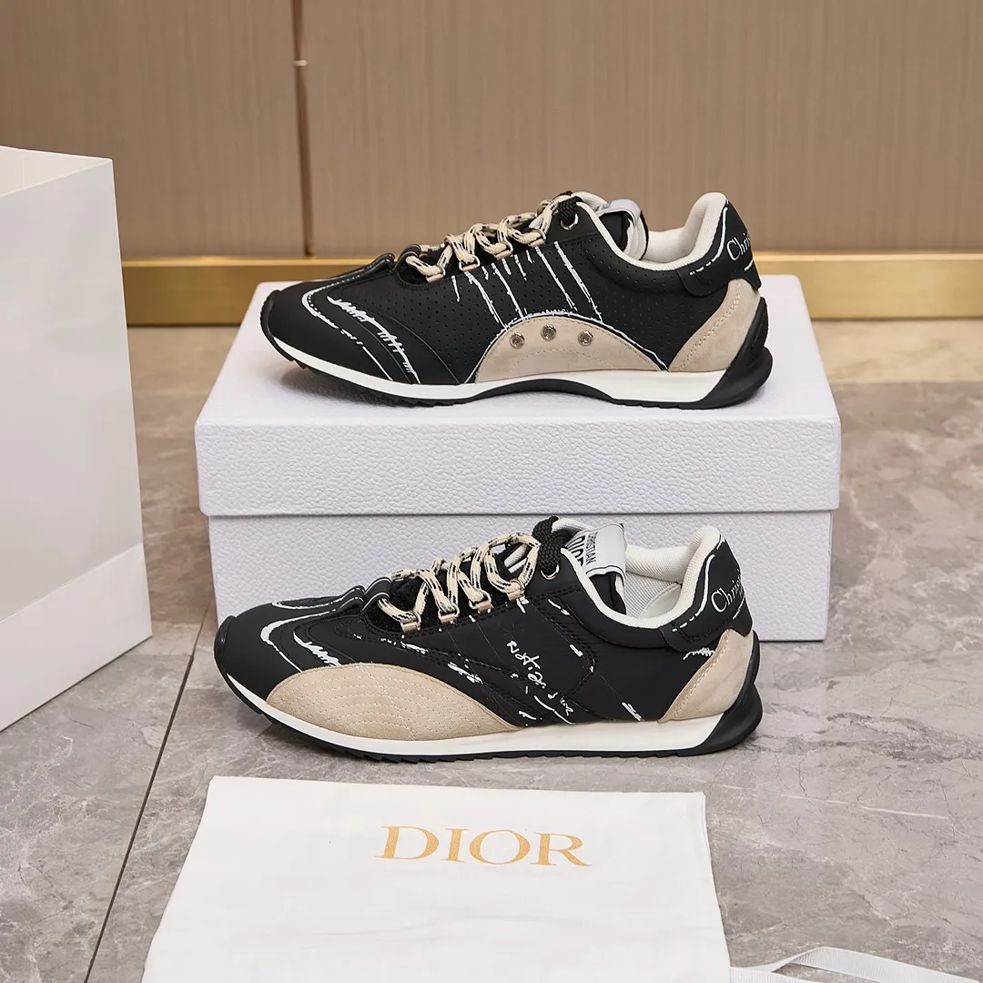 p300 迪奥 / Dior D-Sketch 运动鞋 男女35-45 黑色尼龙和牛皮革 这款 D-Sketch 运动鞋于迪奥二零二五春夏成衣系列发布秀精彩亮相,彰显经典的复古美学。采用白色尼龙和牛皮革精心制作,饰以灵感源自鞋履制作阶段的印花标志,搭配米色绒面牛皮革镶片和双鞋带。侧面饰以手写风格的 Christian Dior Paris 标志,鞋跟和鞋舌点缀以 Christian Dior Paris 标志镶片和标牌。搭配双色纤薄橡胶鞋底更显精致,可为各式休闲造型增添高订气质。 帮面材质:牛皮革,牛剖层革,织物 装饰物及装饰线除外 侧面、鞋舌和鞋跟饰以 Christian Dior Paris 标志 双色纤薄橡胶鞋底饰以 Christian Dior 的幸运星符号