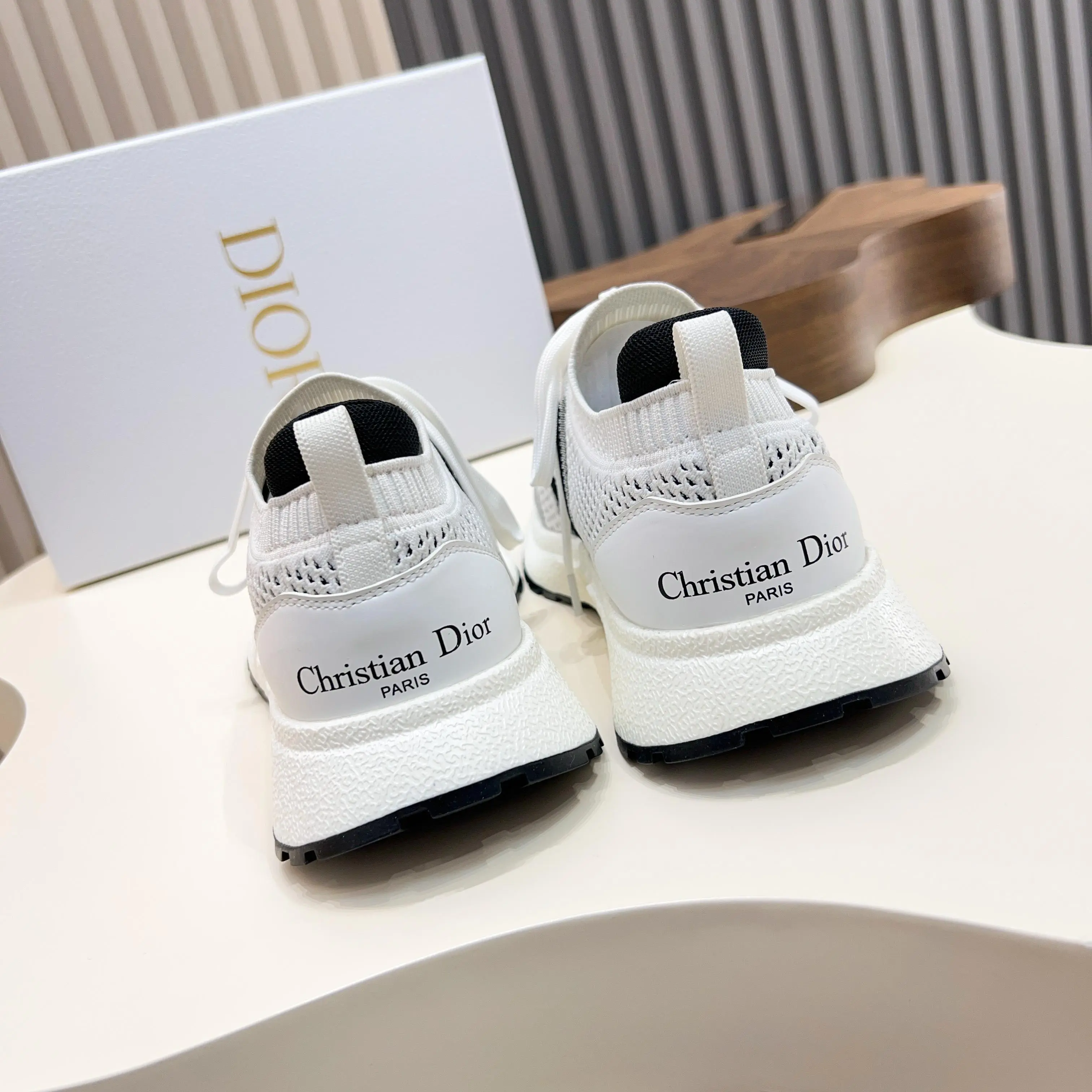 💰290 𝐂𝐡𝐫𝐢𝐬𝐭𝐢𝐚𝐧 𝐃𝐢𝐨𝐫# 迪奥飞织休闲运动鞋 柔软透气的鞋面与轻盈的纹理效果橡胶鞋底相得益彰，饰以各种经典细节，是日常造型的理想之选 可与各式休闲单品搭配，打造精致造型 底厚 ：3.5CM Size：39-44（38 45定制）
