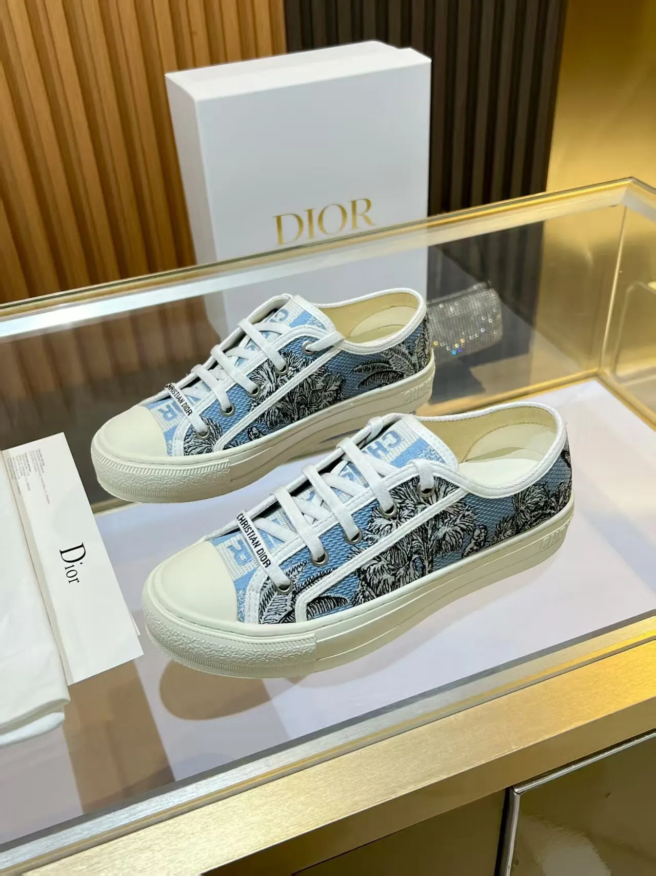 P230 上新啦 🔥🔥DIOR(迪奥)Dioriviera Walk'n'Dior 运动鞋,采用太空蓝和白色棉质刺绣 Palms 茹伊印花设计 在时尚的舞台上,Dior刺绣鞋是当之无愧的主角。细腻的针法游走于鞋面,每一针都倾注了匠人的心血,每一线都编织着艺术的诗篇。从繁复的花卉图案到灵动的几何纹理,刺绣如同赋予鞋子生命的魔法,让它在静态中也能展现出动态的美感。 穿上Dior刺绣鞋,仿佛踏入了一个充满艺术气息的梦幻世界。它不仅是一双鞋,更是一件行走的艺术品,将时尚与文化完美融合。无论是漫步在繁华的都市街头,还是出席重要的社交场合,Dior刺绣鞋都能为你的造型增添独特的魅力,成为众人瞩目的焦点。 选择Dior刺绣鞋,就是选择一种对品质的执着追求,对时尚的独特理解。让它陪伴你走过每一个精彩瞬间,留下属于你的时尚印记。 材质:内里羊皮 垫脚 丝绸牛皮 码数 35-41 跟高 3.5cm