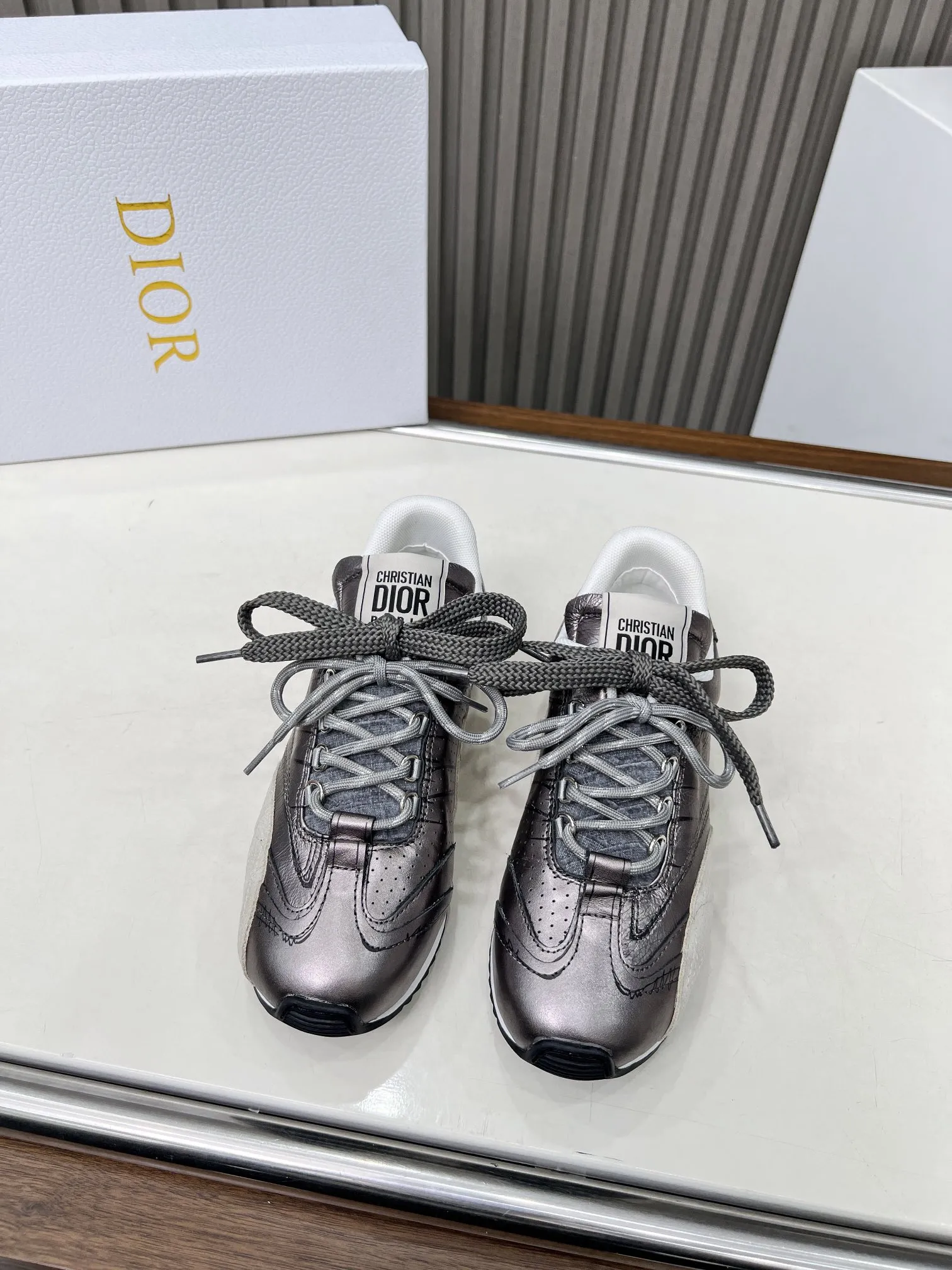 p270 这款 D-Sketch运动鞋是二零二五春夏成衣系列新品,彰显经典的复古美学。采用金色调褶皱羊皮革和金色调叠层牛皮革等材质精心制作,饰以灵感源自鞋履制作阶段的印花标志,搭配米色绒面牛皮革镶片和双鞋带。侧面饰以手写风格的Christian Dior Paris标志,鞋跟和鞋舌点缀以Christian Dior Paris 标志镶片和标牌。搭配双色纤薄橡胶鞋底更显精致,可为各式休闲造型增添高订气质。 码数:35~41(男款打板中) 颜色:黑 白 金 银