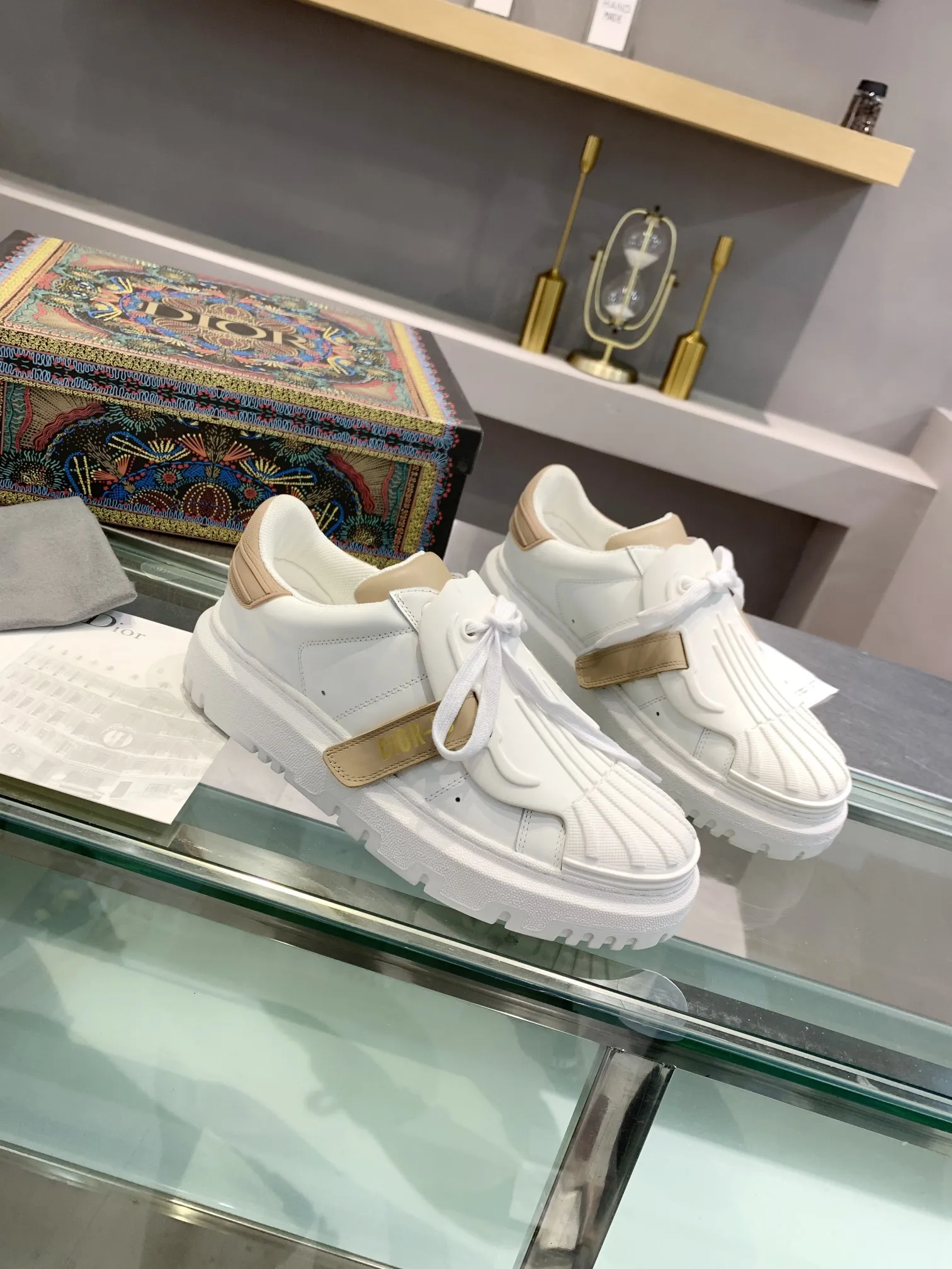 💰女p240 男p250 Dior【迪奥】火爆开启，震撼上市，2023秋冬走秀款，经典休闲运动鞋无数网红明星show，卖疯的节奏，新品的材质工艺以及设计元素更加丰富，美不胜收的版面专柜10000+，进口滴胶➕皮料的完美结合，重金打造顶级精品！ 包装：私家开模原板全套包装 颜色：十一色齐出 码数：女p55-41 男p59-45