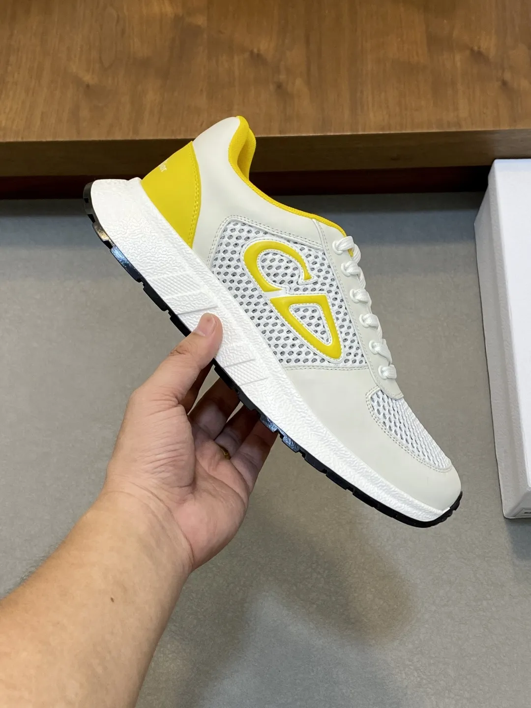 💰430 𝐂𝐡𝐫𝐢𝐬𝐭𝐢𝐚𝐧 𝐃𝐢𝐨𝐫# 迪奥透气飞织休闲运动鞋 柔软透气的鞋面与轻盈的纹理效果橡胶鞋底相得益彰,饰以各种经典细节,是日常造型的理想之选 可与各式休闲单品搭配,打造精致造型 底厚 :3.5CM Size:39-44(38 45定制)