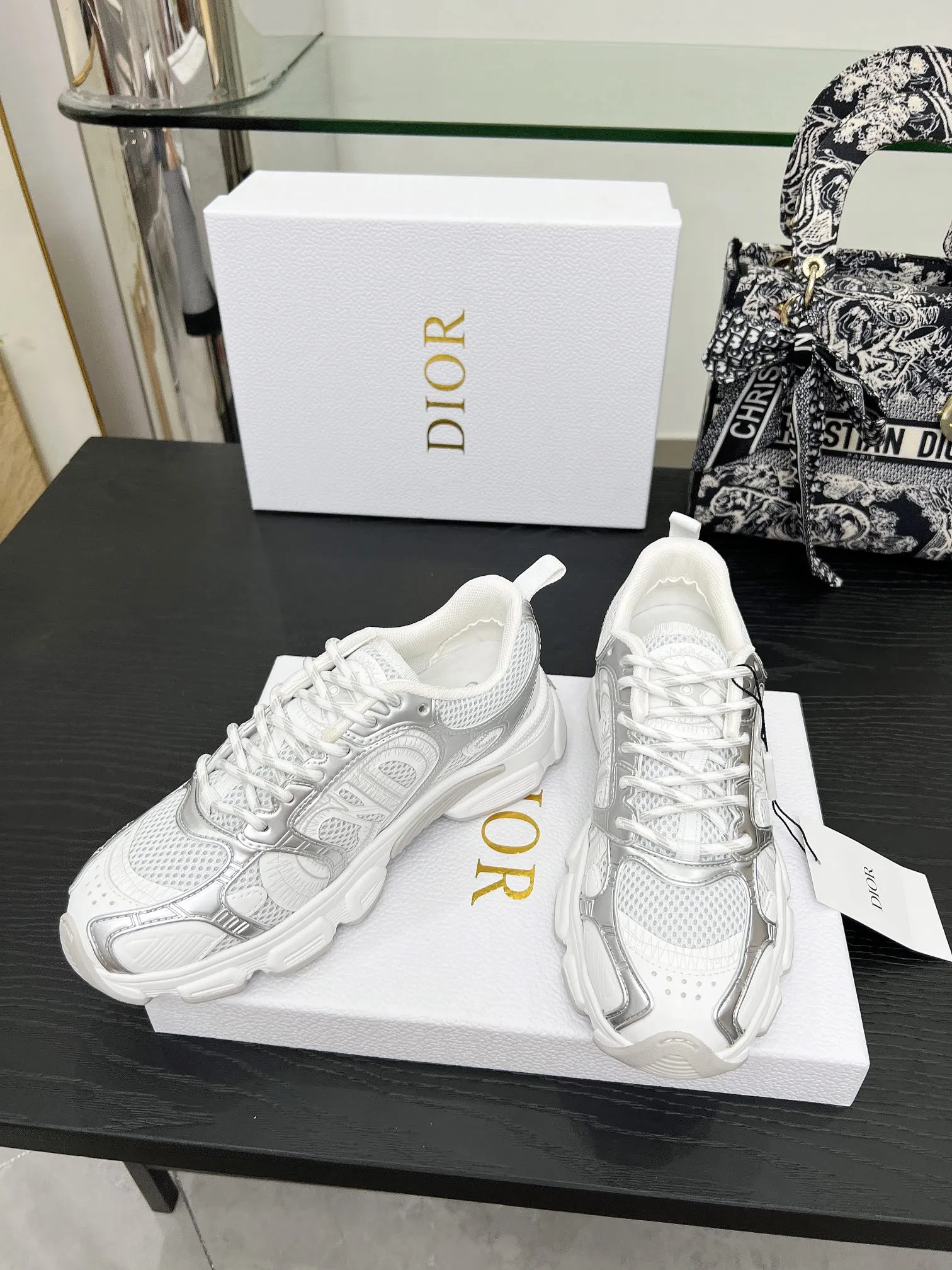 工厂价250 官网新色同步更新 这款 Dior Chrono 运动鞋以Dior的高订风格重新演绎跑步鞋。米色网眼织物搭配同色调绒面牛皮革镶片，侧面的CD 标志、鞋舌上的星星补丁和鞋跟的Dior标志，诸多经典细节彰显格调。采用双色鞋带，轻盈鞋底搭配星星图案，可全年打造休闲造型。 价格：P 码数：女码35-41（35/42可定做） 男码40-46（男款打版中） 颜色：白、粉、金、银