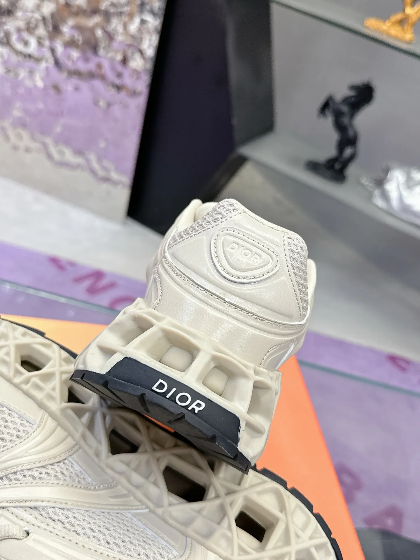 工厂价:370(代购版👍) 迪奥Dior25新款低帮运动鞋,采用进口网眼织物精心制作,搭配曲纹藤格纹注塑橡胶提升格调,全新演绎经典图案,彰显未来主义的风格。鞋舌和正面饰以Dior标志,孔眼突显徒步鞋的风格 CD Diamond抽绳彰显科技魅力。纹理凹口厚底采用橡胶精心制作,提供理想的抓地力,加固鞋跟缔造舒适非凡的穿着体验。可与运动服饰和休闲装扮搭配,打造精致造型。 Size: 39-44 (45定制)