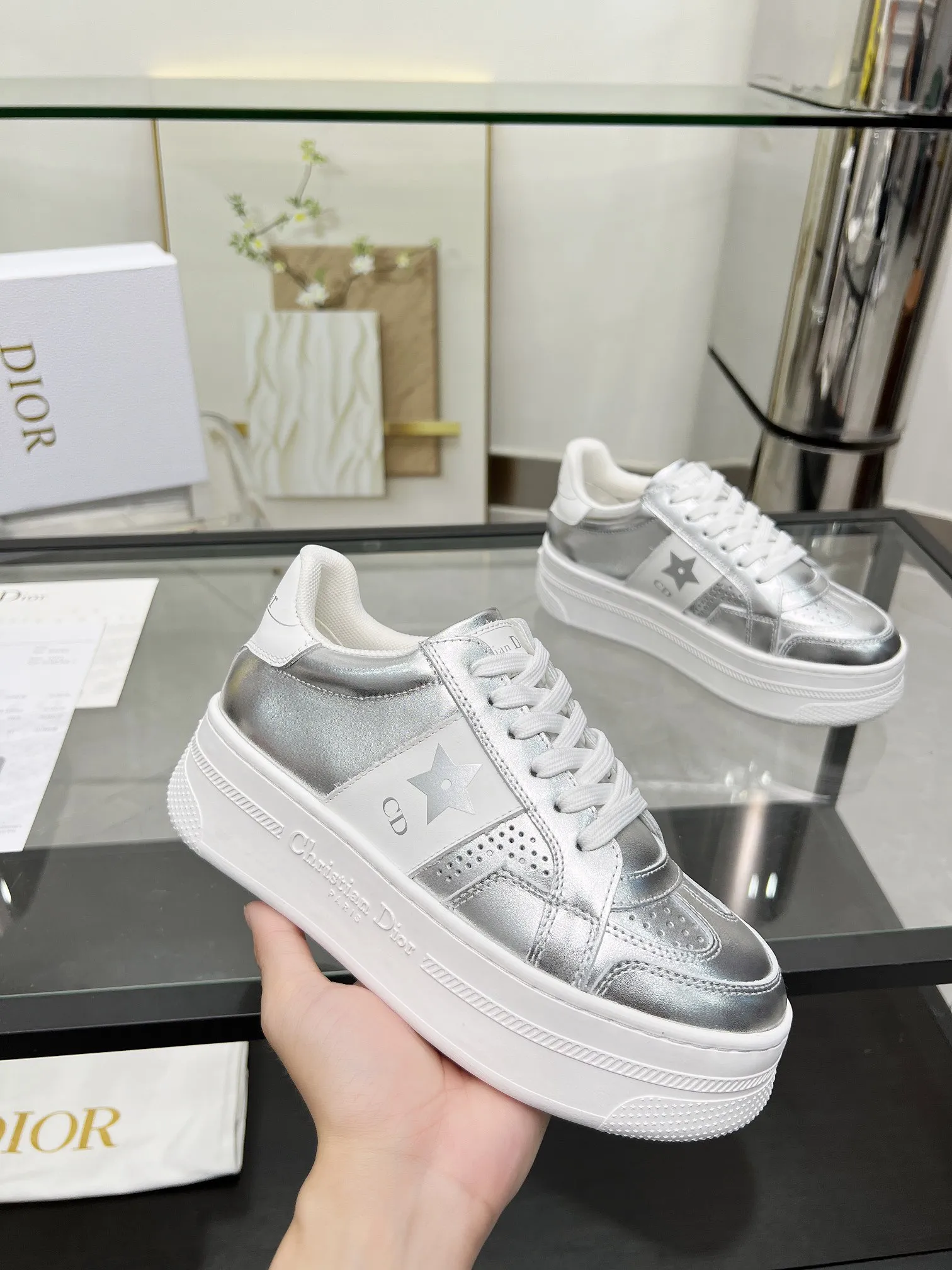 p230 [庆祝]迪家新花色官网同步更新啦 这款 Dior Star运动鞋是一款时尚单品，明星运动鞋，提高了现代风格的标志线。鞋面采用银色贴膜皮精心裁制而成，两侧则饰有银色CD签名和星星图案，彰显独特魅力。厚而超轻的标志性鞋底增高5cm，这款运动鞋一年四季都可以与休闲装搭配 码数：35-41 欢迎上图下单[玫瑰][玫瑰][玫瑰]