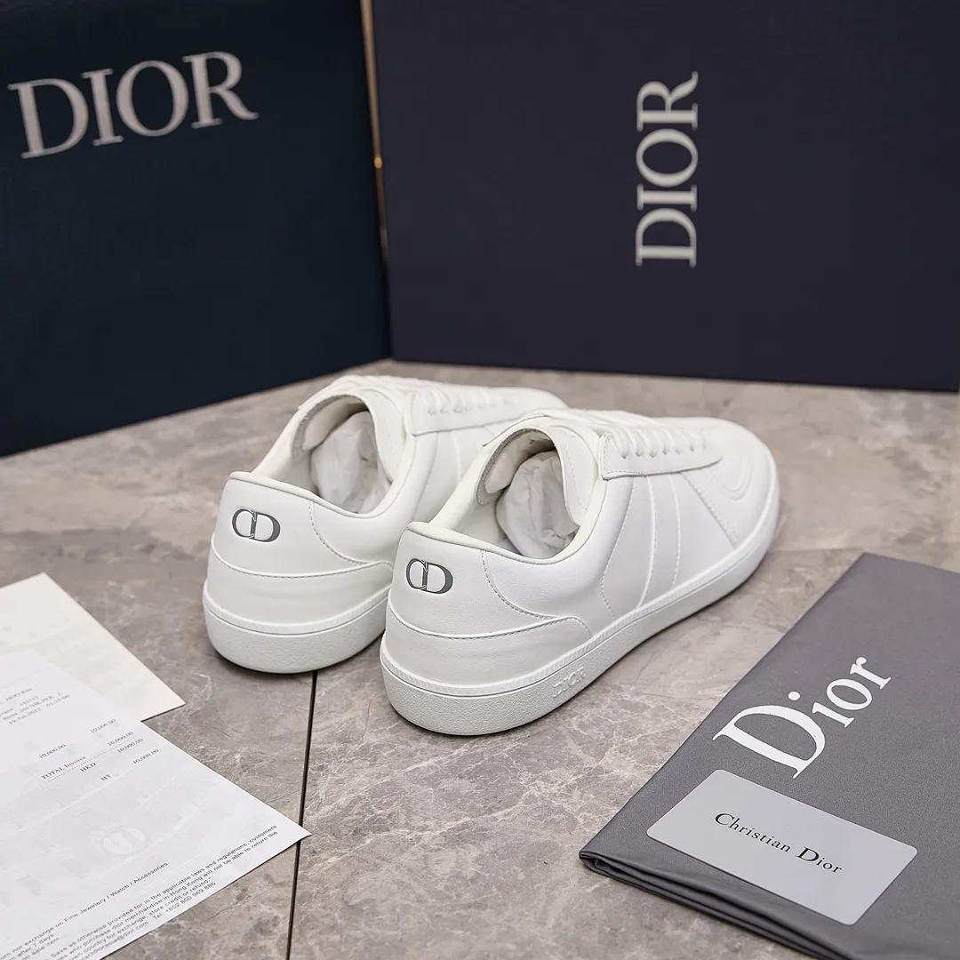 p260 迪奥 / Dior B01 Matchpoint 运动鞋 男女士 35-45 干邑色和白色光滑牛皮革搭配白色绒面革 迪奥德训薄底运动鞋 这款 B01 Matchpoint 运动鞋是二零二五秋季系列新品,标志着 Dior 经典款式的回归,以时尚优雅的廓形重新诠释。采用干邑色和白色光滑牛皮革精心制作,饰以白色绒面革拼接提升格调。鞋舌和内部侧面饰以 Dior 标志,鞋后跟饰以 CD Icon 标志。搭配棕色橡胶鞋底,点缀以 Dior 标志,可与 Dior Icons 限定系列的各式造型搭配,打造精致造型。 主体:牛皮革,绒面牛皮革 里料:羊皮革 鞋舌饰以 Dior 标志 内部侧面饰有 Dior 标志 鞋跟饰以 CD Icon 标志 低帮 鞋带开合 琥珀色橡胶外底搭配 Dior 标志 拼接结构 内含防尘袋 另附白色鞋带一副