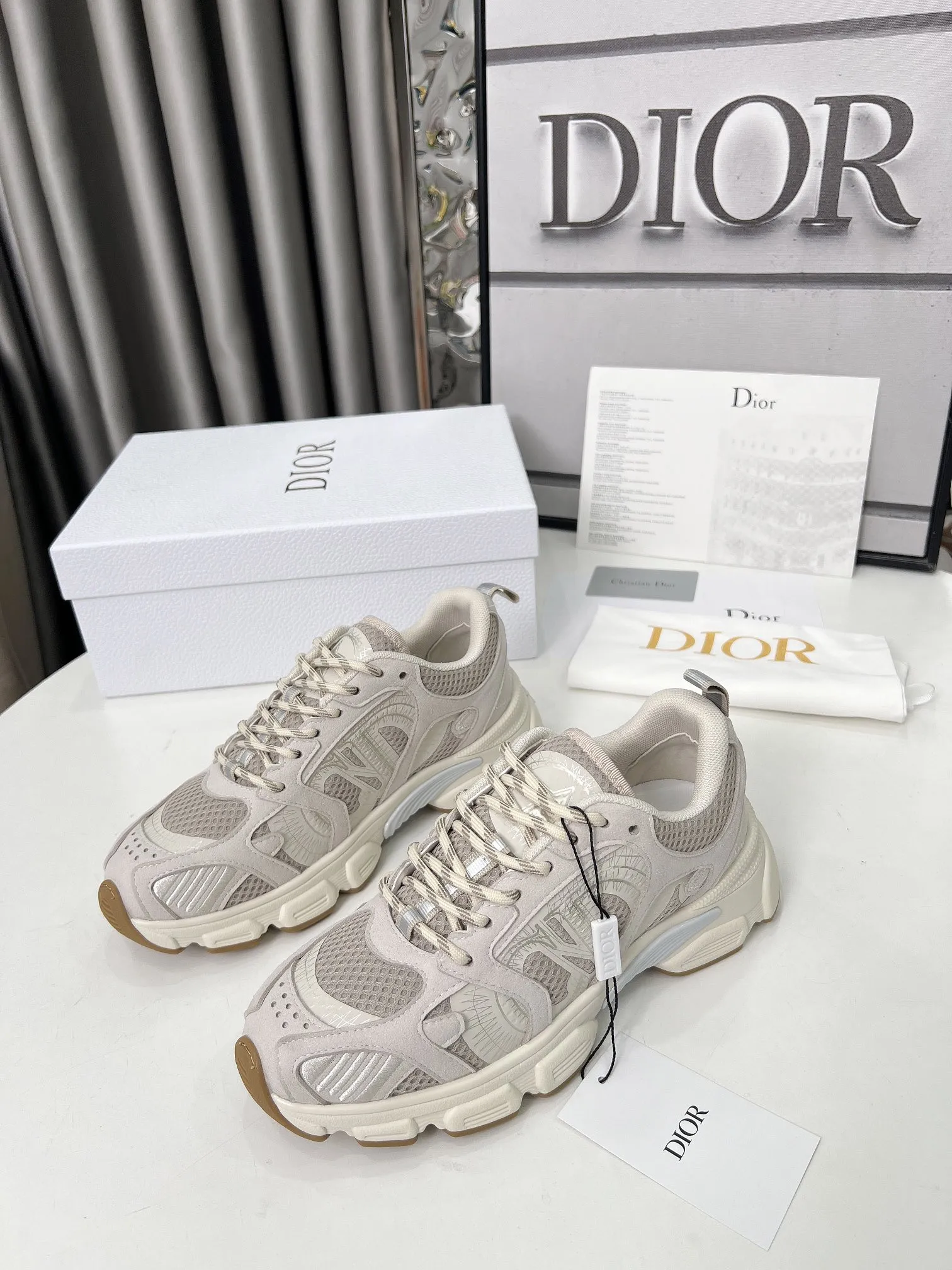 工厂价250 官网新色同步更新 这款 Dior Chrono 运动鞋以Dior的高订风格重新演绎跑步鞋。米色网眼织物搭配同色调绒面牛皮革镶片，侧面的CD 标志、鞋舌上的星星补丁和鞋跟的Dior标志，诸多经典细节彰显格调。采用双色鞋带，轻盈鞋底搭配星星图案，可全年打造休闲造型。 价格：P 码数：女码35-41（35/42可定做） 男码40-46（男款打版中） 颜色：白、粉、金、银