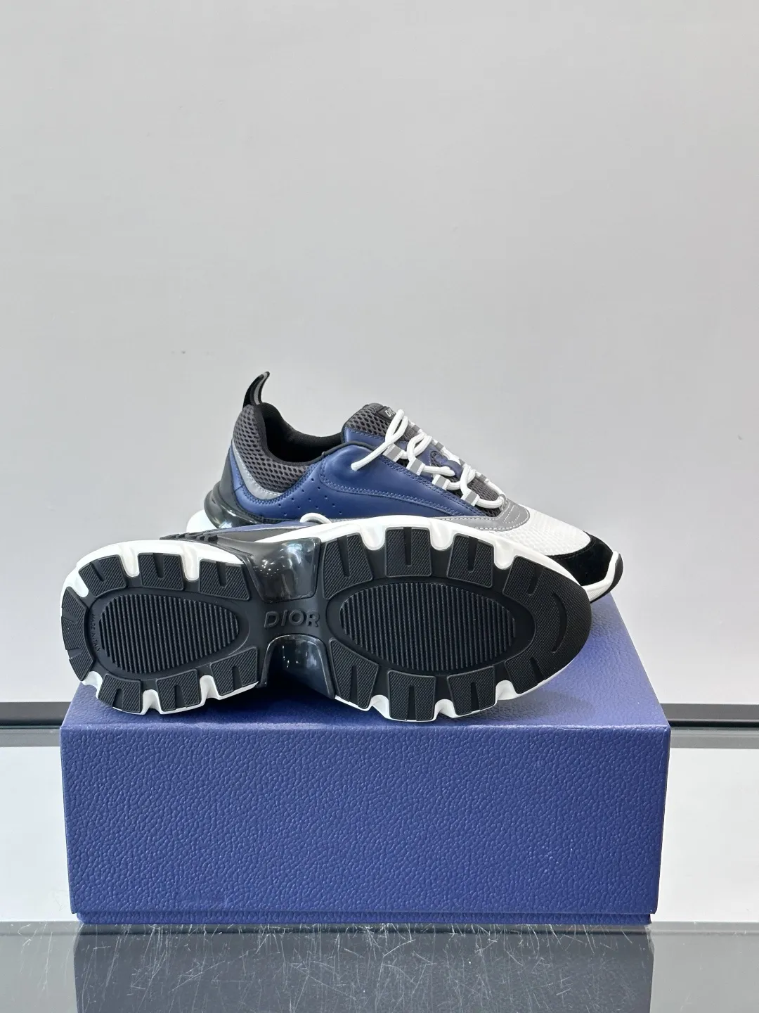 Dior B22复古慢跑鞋,灵感来自经典慢跑鞋,低帮厚底设计,牛皮革+网眼织物拼接,质感满分又透气。 黑白刻花橡胶鞋底,抓地力和舒适度都很棒,日常穿搭或运动都OK!鞋侧有“CD”浮雕标志,低调又有辨识度。配色丰富,黑白、灰蓝等,百搭又时髦,欧美嘻哈圈和博主都爱,潮流穿搭必备款 P:240 size:39-44(38..46.47定制)