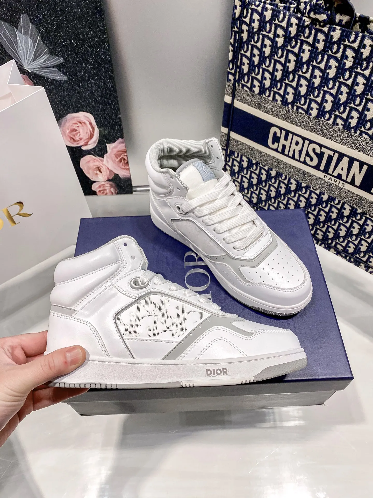 橙子出厂价💰140,男码+10 Dior 迪奥 B27系列 运动鞋 滑板鞋 休闲鞋 情侣款 高帮# 这款运动鞋是该系列新品,延续经典款式。“CD Icon”造型的鞋带孔眼巧妙精致,双色TPU鞋底、后侧鞋口和鞋跟处均带有品牌标志性细节,提升格调。 码数:35-45