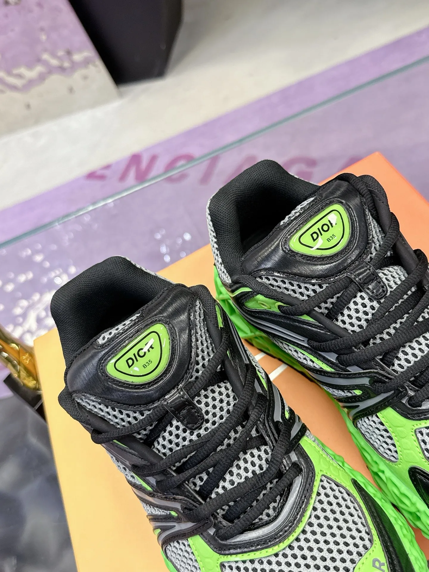 工厂价:370(代购版👍) 迪奥Dior25新款低帮运动鞋,采用进口网眼织物精心制作,搭配曲纹藤格纹注塑橡胶提升格调,全新演绎经典图案,彰显未来主义的风格。鞋舌和正面饰以Dior标志,孔眼突显徒步鞋的风格 CD Diamond抽绳彰显科技魅力。纹理凹口厚底采用橡胶精心制作,提供理想的抓地力,加固鞋跟缔造舒适非凡的穿着体验。可与运动服饰和休闲装扮搭配,打造精致造型。 Size: 39-44 (45定制)