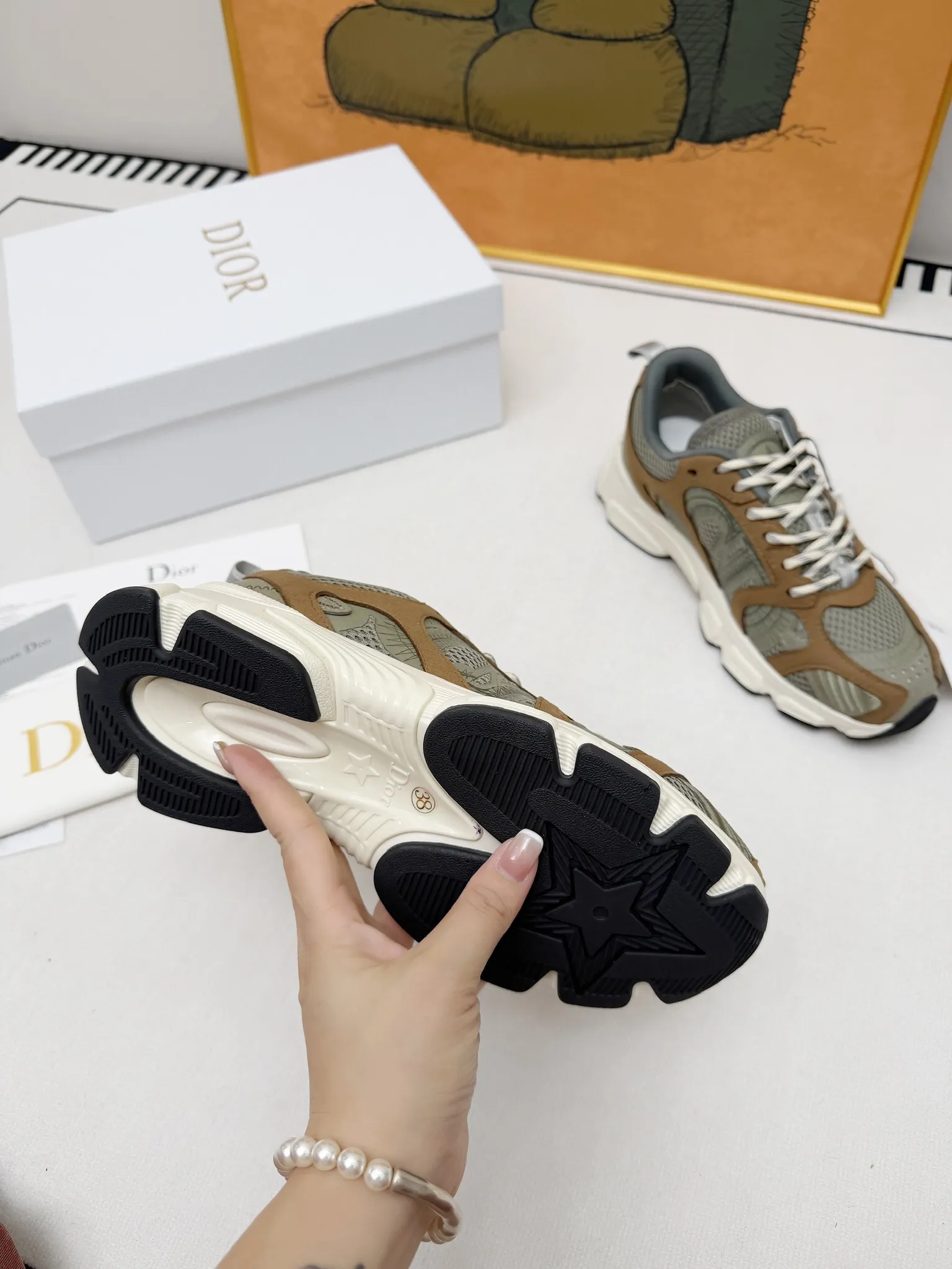 p320 2025迪家官网新色同步更新[玫瑰][玫瑰][玫瑰] 这款Dior Chrono 运动鞋以Dior的高订风格重新演绎跑步鞋。军绿色网眼织物搭配同色调绒面牛皮革镶片，饰以经典细节彰显格调，包括侧面的CD标志、鞋舌上的星星补丁和后侧的 Dior 标志。采用双色鞋带，轻盈鞋底搭配星星图案，可全年打造休闲造型 价格：P 码数：35-41（35/42可定做不退不换）