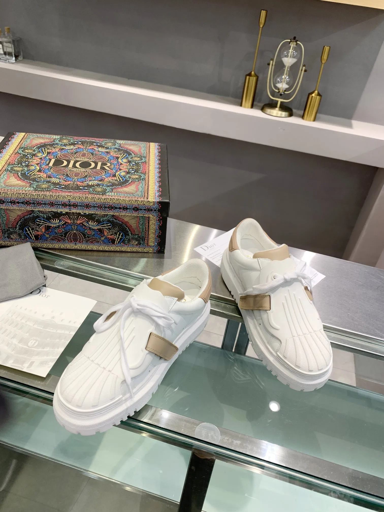 💰女p240 男p250 Dior【迪奥】火爆开启,震撼上市,2023秋冬走秀款,经典休闲运动鞋无数网红明星show,卖疯的节奏,新品的材质工艺以及设计元素更加丰富,美不胜收的版面专柜10000+,进口滴胶➕皮料的完美结合,重金打造顶级精品! 包装:私家开模原板全套包装 颜色:十一色齐出 码数:女p55-41 男p59-45