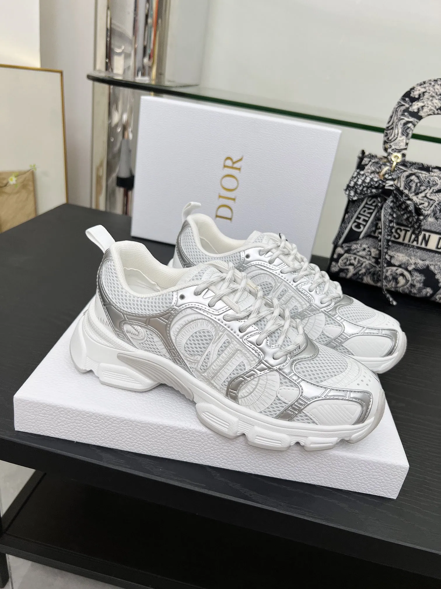 工厂价250 官网新色同步更新 这款 Dior Chrono 运动鞋以Dior的高订风格重新演绎跑步鞋。米色网眼织物搭配同色调绒面牛皮革镶片，侧面的CD 标志、鞋舌上的星星补丁和鞋跟的Dior标志，诸多经典细节彰显格调。采用双色鞋带，轻盈鞋底搭配星星图案，可全年打造休闲造型。 价格：P 码数：女码35-41（35/42可定做） 男码40-46（男款打版中） 颜色：白、粉、金、银