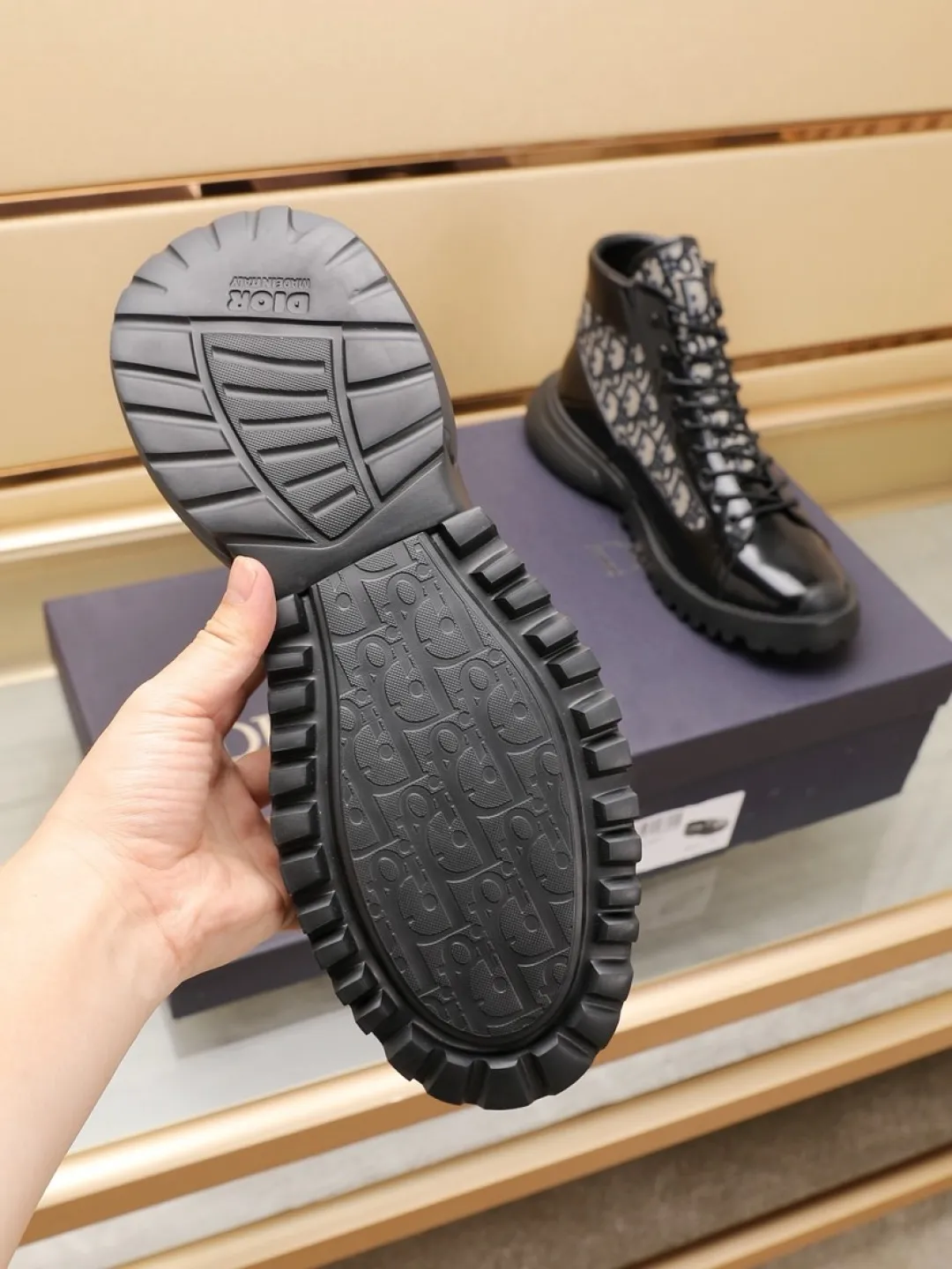 工厂P370💰【Dior】迪奥休闲运动鞋🇺🇸专柜同步发售,顶级代购意大利原版·品牌图腾布匹车缝品牌布标·撘配头层牛皮·(图腾布凸显高端·贵气·档次)做工考究(原版内里)鞋底:原厂特供大底⚠️大底.舒适·耐磨·防滑·实物拍摄🎬实物更漂亮🔍颜色:两色可选💕码数:38-46【45 46 定做不退换】