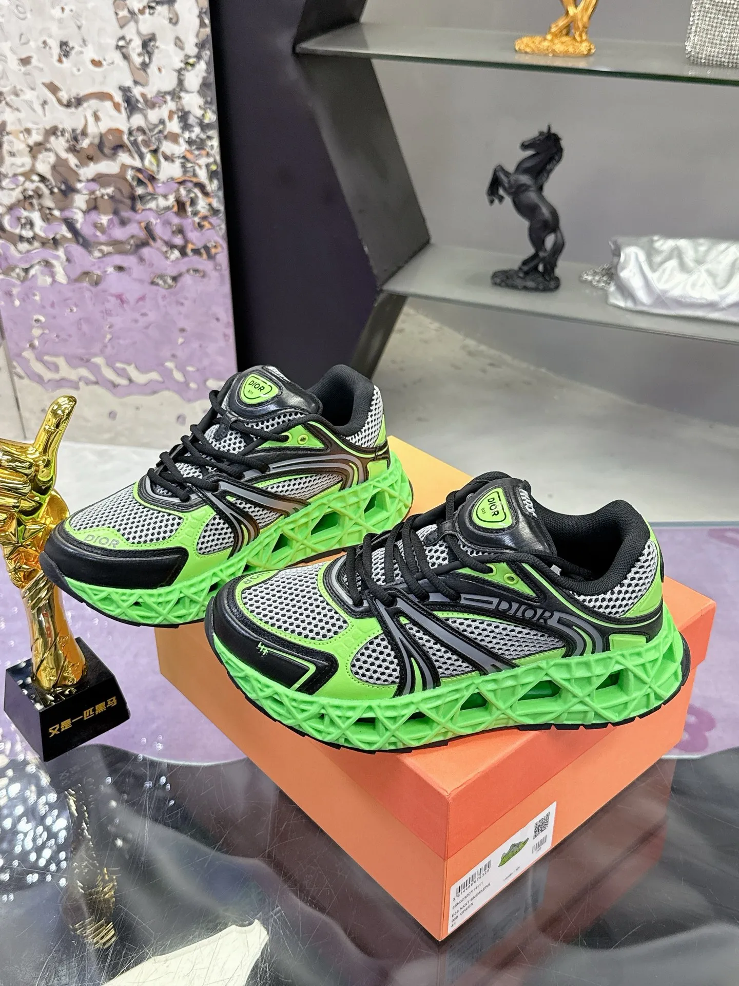 工厂价:370(代购版👍) 迪奥Dior25新款低帮运动鞋,采用进口网眼织物精心制作,搭配曲纹藤格纹注塑橡胶提升格调,全新演绎经典图案,彰显未来主义的风格。鞋舌和正面饰以Dior标志,孔眼突显徒步鞋的风格 CD Diamond抽绳彰显科技魅力。纹理凹口厚底采用橡胶精心制作,提供理想的抓地力,加固鞋跟缔造舒适非凡的穿着体验。可与运动服饰和休闲装扮搭配,打造精致造型。 Size: 39-44 (45定制)