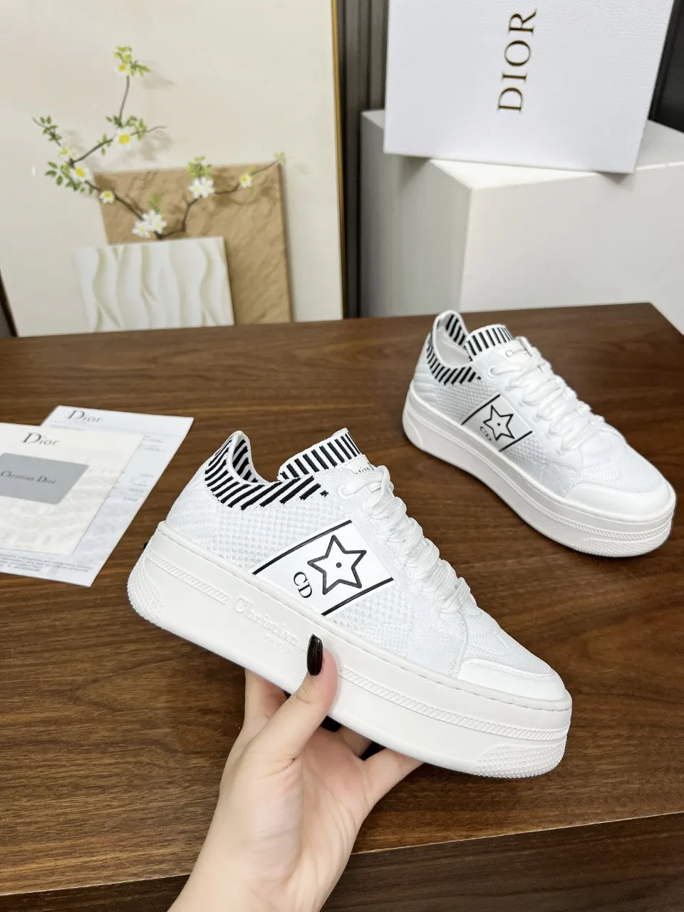 p230 这款 Dior Star厚底运动鞋来自Dior Vibe限定系列，经久不衰的设计别具一格。采用白色网眼织物精心制作，侧面饰以黑色 CD 标志和星星图案，鞋舌点缀以Christian Dior Paris 标志。搭配经典厚底，轻盈舒适，四季皆宜，可与各式休闲造型搭配，增添点睛之笔。🎉迪家新花色官网同步更新啦 码数：35-41（42可定做不退不换） 欢迎上图下单[玫瑰][玫瑰][玫瑰]