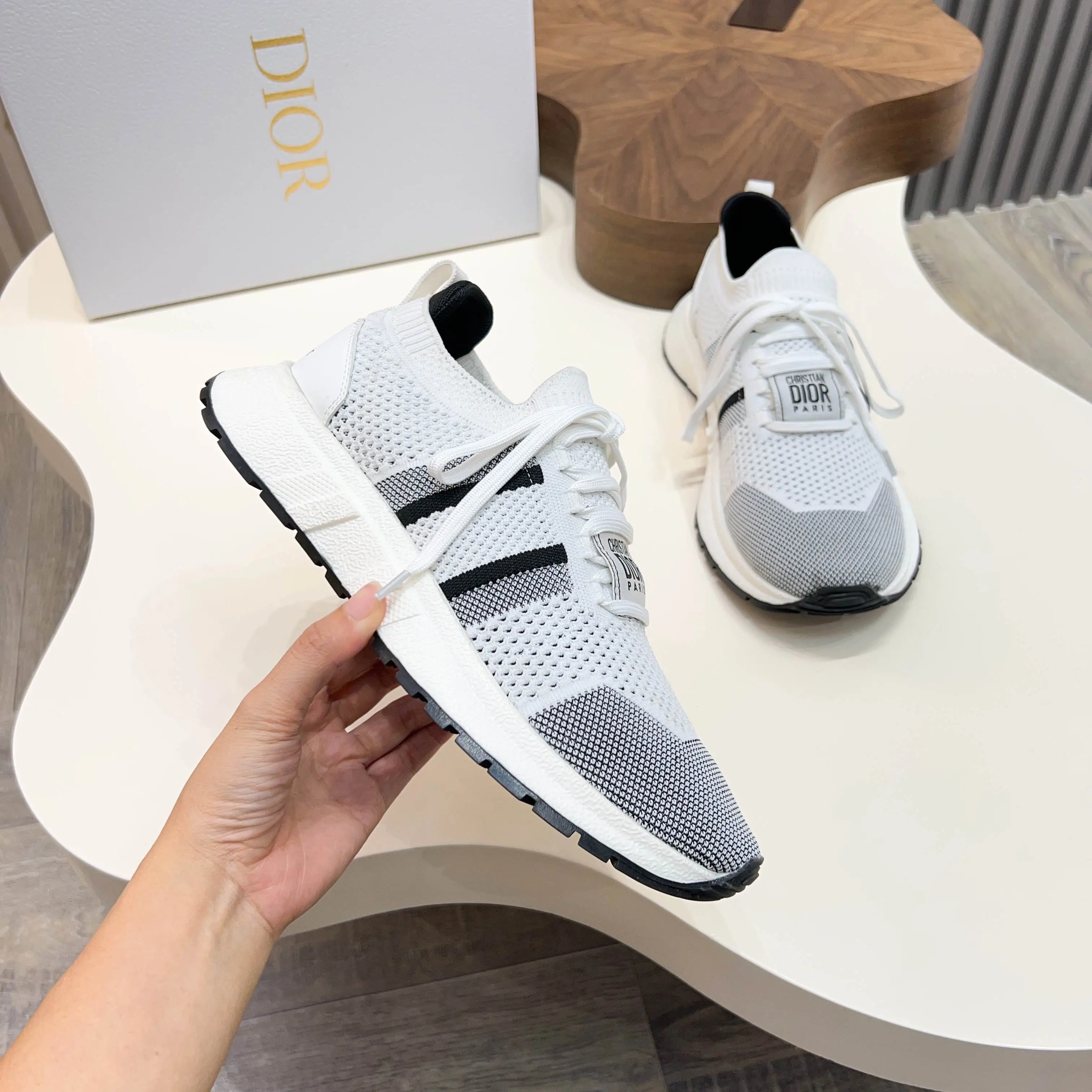 💰290 𝐂𝐡𝐫𝐢𝐬𝐭𝐢𝐚𝐧 𝐃𝐢𝐨𝐫# 迪奥飞织休闲运动鞋 柔软透气的鞋面与轻盈的纹理效果橡胶鞋底相得益彰,饰以各种经典细节,是日常造型的理想之选 可与各式休闲单品搭配,打造精致造型 底厚 :3.5CM Size:39-44(38 45定制)