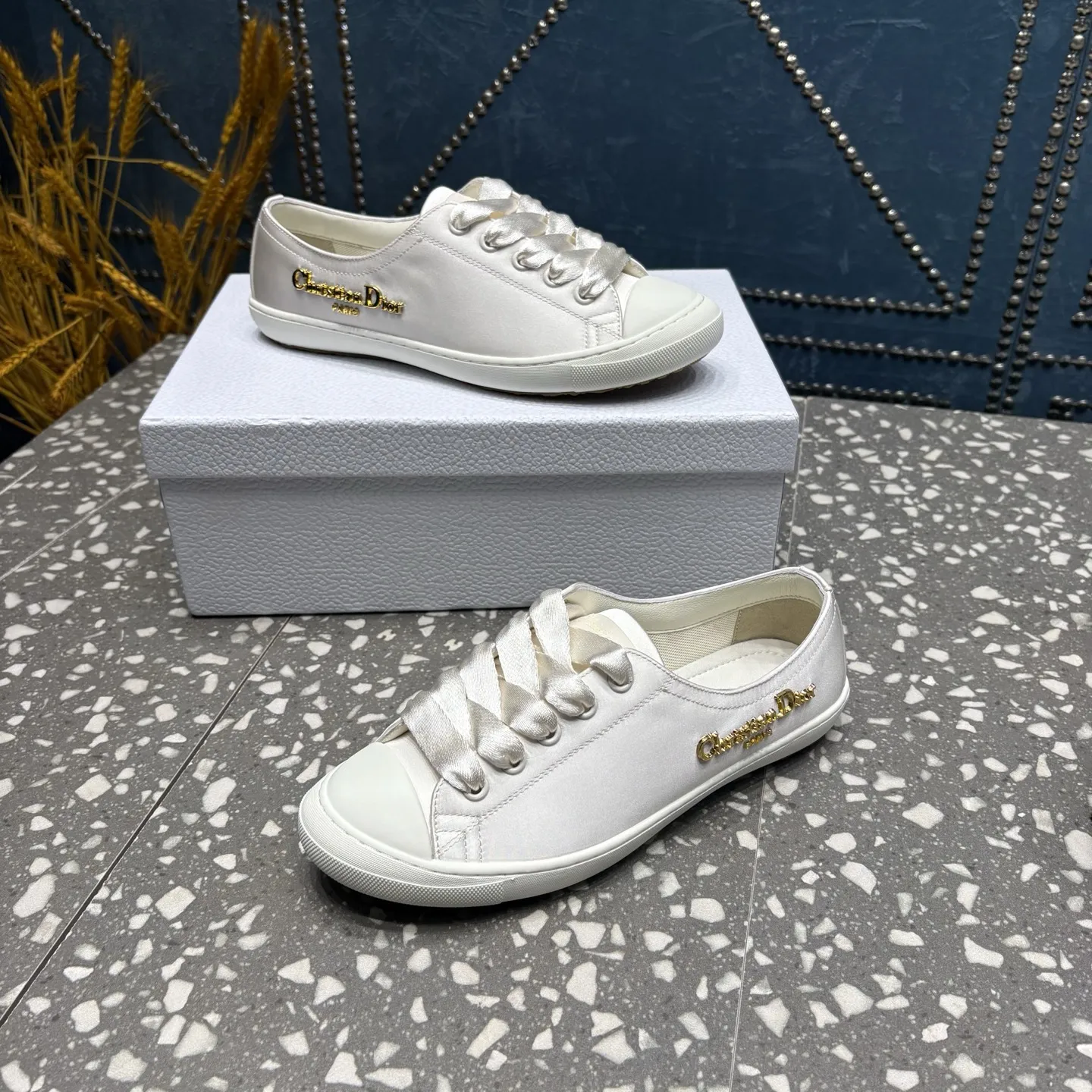 迪奥 DIOR 缎面休闲运动鞋! 面料:进口真丝 内里:原版一致 大底:TPU大底 码数:35-40码 价格:💰250