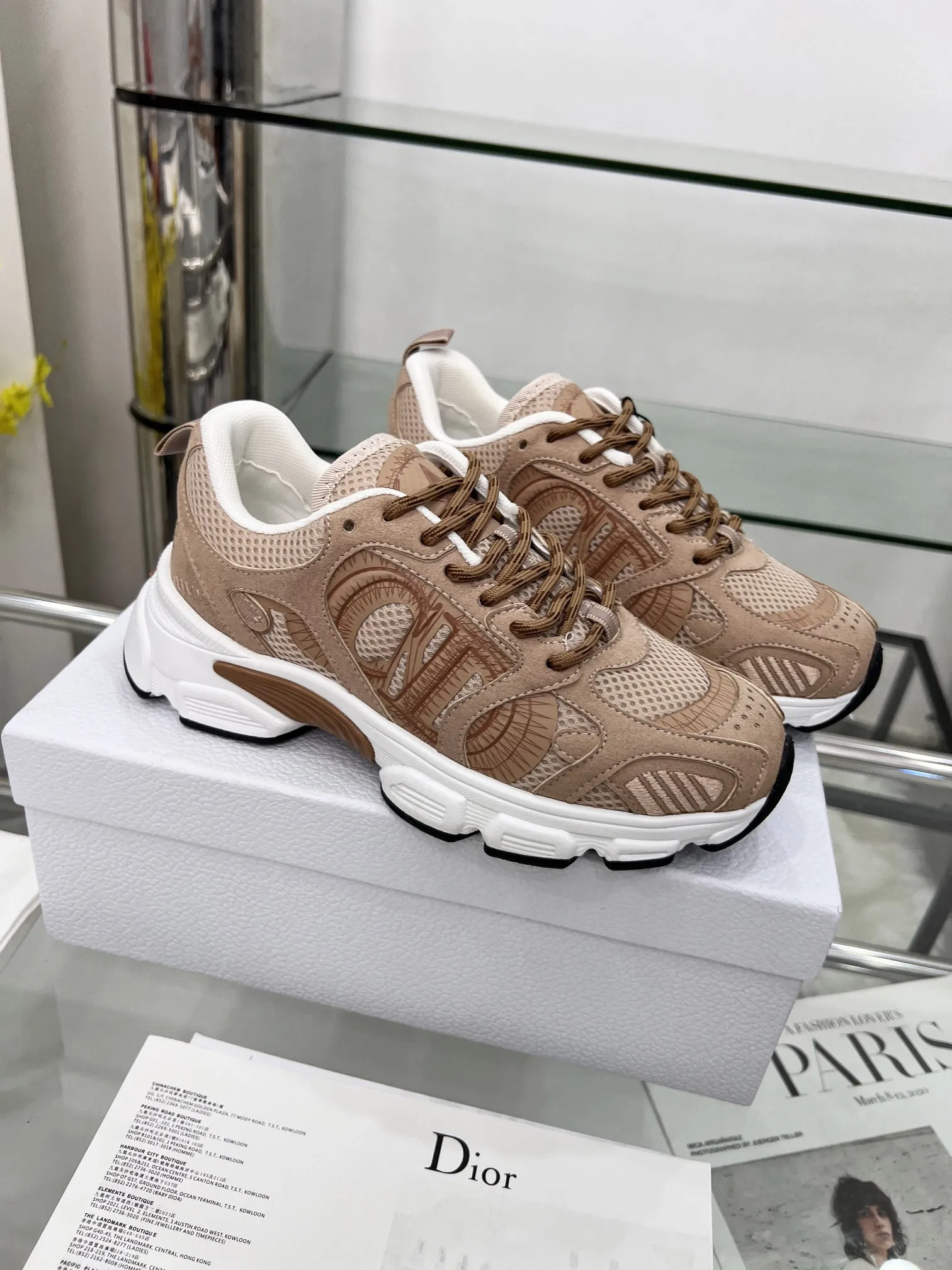 p250 官网新色同步更新 这款 Dior Chrono 运动鞋以Dior的高订风格重新演绎跑步鞋。米色网眼织物搭配同色调绒面牛皮革镶片，侧面的CD 标志、鞋舌上的星星补丁和鞋跟的Dior标志，诸多经典细节彰显格调。采用双色鞋带，轻盈鞋底搭配星星图案，可全年打造休闲造型。 码数：女码35-41（35/42可定做） 男码40-46（39-47定做不退不换） 颜色：12色可选