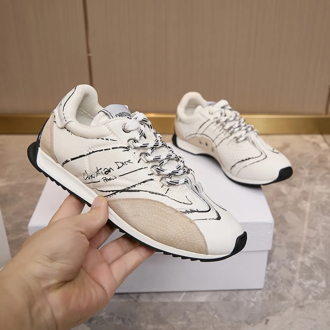 p300 迪奥 / Dior D-Sketch 运动鞋 男女35-45 白色尼龙和牛皮革 这款 D-Sketch 运动鞋于迪奥二零二五春夏成衣系列发布秀精彩亮相，彰显经典的复古美学。采用白色尼龙和牛皮革精心制作，饰以灵感源自鞋履制作阶段的印花标志，搭配米色绒面牛皮革镶片和双鞋带。侧面饰以手写风格的 Christian Dior Paris 标志，鞋跟和鞋舌点缀以 Christian Dior Paris 标志镶片和标牌。搭配双色纤薄橡胶鞋底更显精致，可为各式休闲造型增添高订气质。 帮面材质：牛皮革，牛剖层革，织物 装饰物及装饰线除外 侧面、鞋舌和鞋跟饰以 Christian Dior Paris 标志 双色纤薄橡胶鞋底饰以 Christian Dior 的幸运星符号