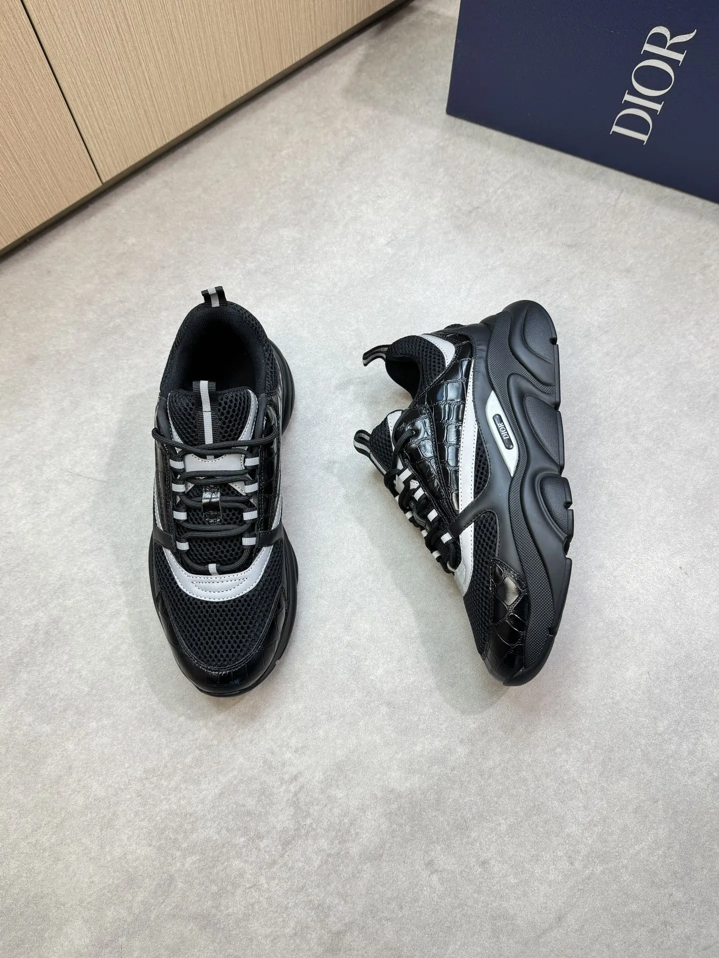 【 Dior】迪奥 P430💰 -高端品质 原单🔍🔍🔍休闲运动鞋 -鞋面：🔝石头纹小牛皮、高丝光网帆布匹、品牌图腾布匹、鞋舌.后跟；反光品牌织带 -内里：品牌帆布 -原版：超轻TPU发泡&middot;橡胶；双色成型大底 -超高品控&middot;做工精细：凸显(高端&middot;贵气&middot;档次) -Size ：39-44（38、45、46，47，可订做)&middot;D9285