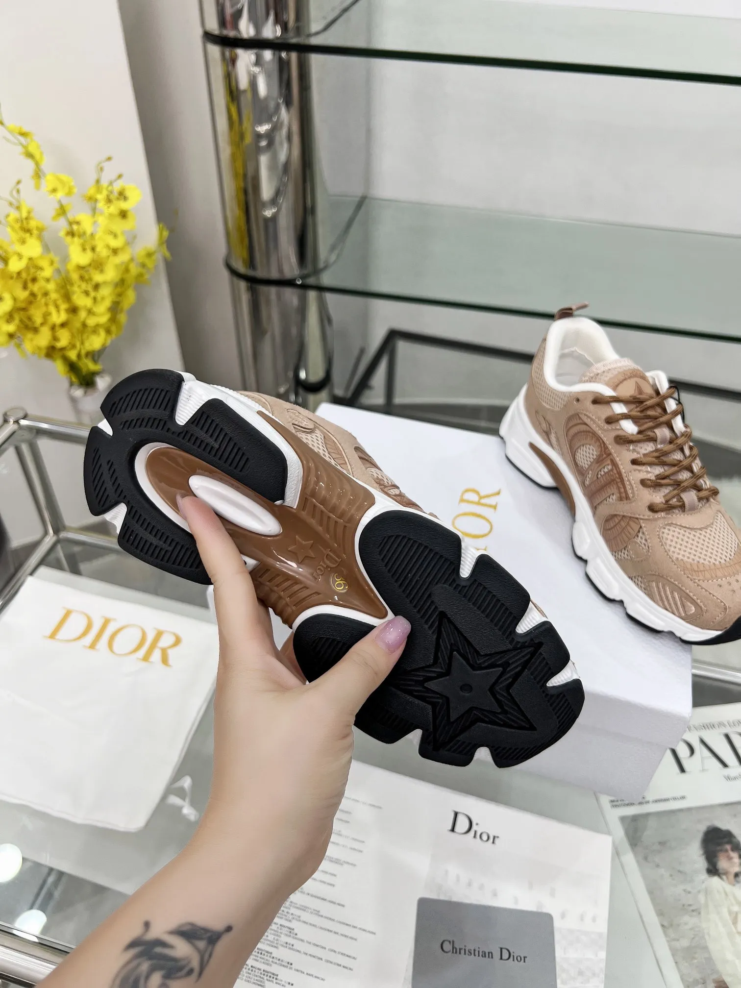 p250 官网新色同步更新 这款 Dior Chrono 运动鞋以Dior的高订风格重新演绎跑步鞋。米色网眼织物搭配同色调绒面牛皮革镶片，侧面的CD 标志、鞋舌上的星星补丁和鞋跟的Dior标志，诸多经典细节彰显格调。采用双色鞋带，轻盈鞋底搭配星星图案，可全年打造休闲造型。 码数：女码35-41（35/42可定做） 男码40-46（39-47定做不退不换） 颜色：12色可选