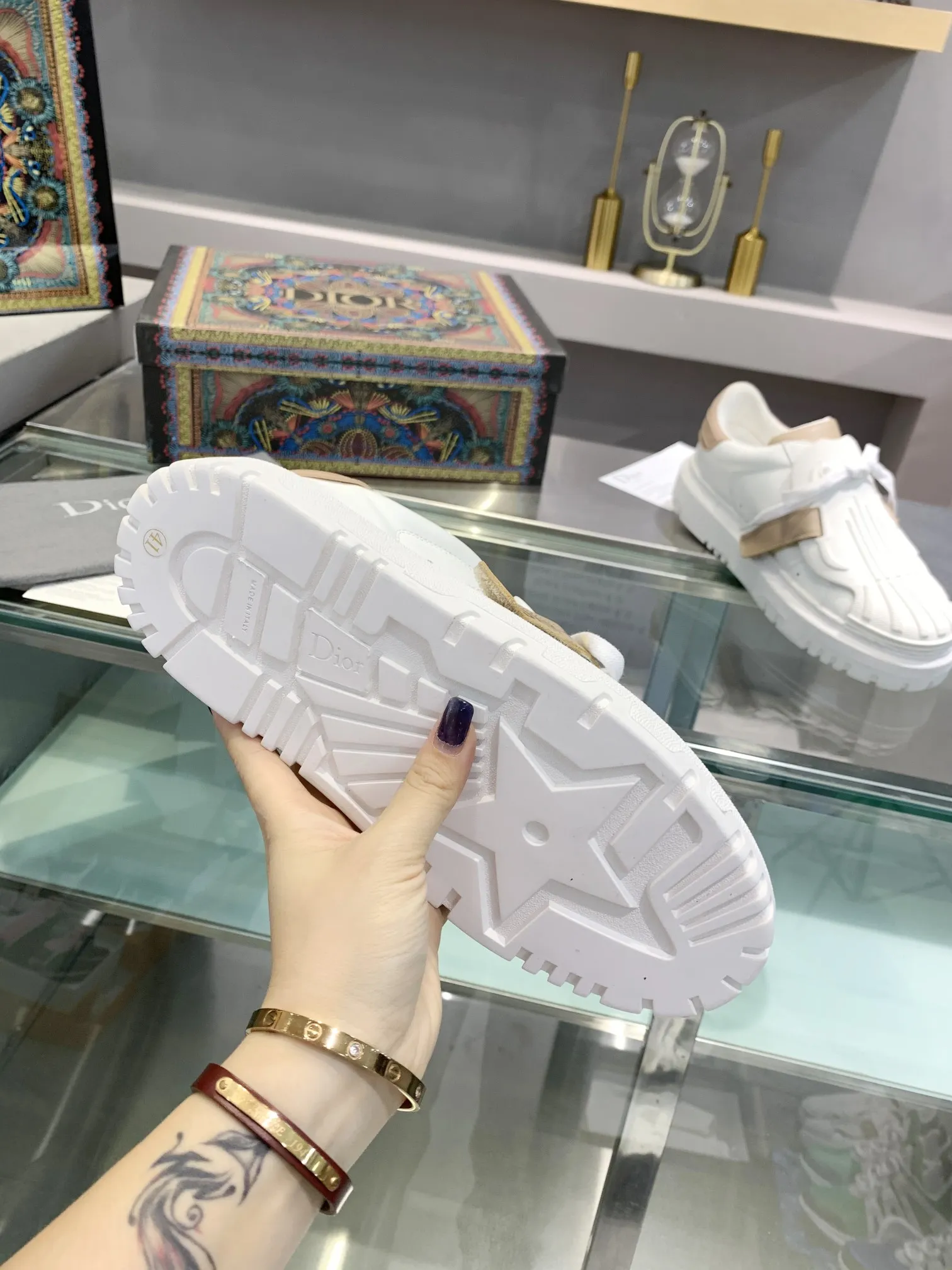 💰女p240 男p250 Dior【迪奥】火爆开启，震撼上市，2023秋冬走秀款，经典休闲运动鞋无数网红明星show，卖疯的节奏，新品的材质工艺以及设计元素更加丰富，美不胜收的版面专柜10000+，进口滴胶➕皮料的完美结合，重金打造顶级精品！ 包装：私家开模原板全套包装 颜色：十一色齐出 码数：女p55-41 男p59-45