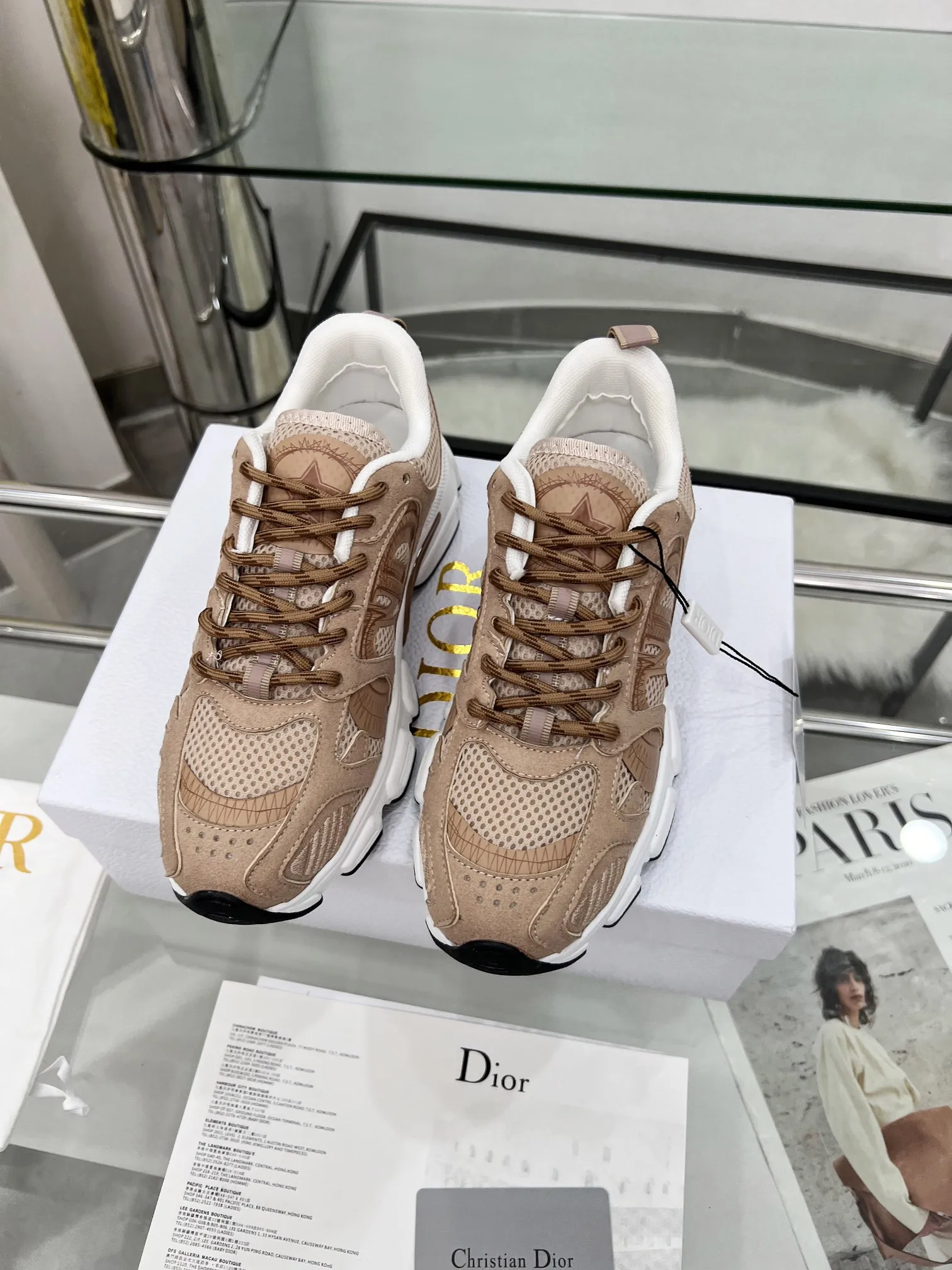 p250 官网新色同步更新 这款 Dior Chrono 运动鞋以Dior的高订风格重新演绎跑步鞋。米色网眼织物搭配同色调绒面牛皮革镶片，侧面的CD 标志、鞋舌上的星星补丁和鞋跟的Dior标志，诸多经典细节彰显格调。采用双色鞋带，轻盈鞋底搭配星星图案，可全年打造休闲造型。 码数：女码35-41（35/42可定做） 男码40-46（39-47定做不退不换） 颜色：12色可选