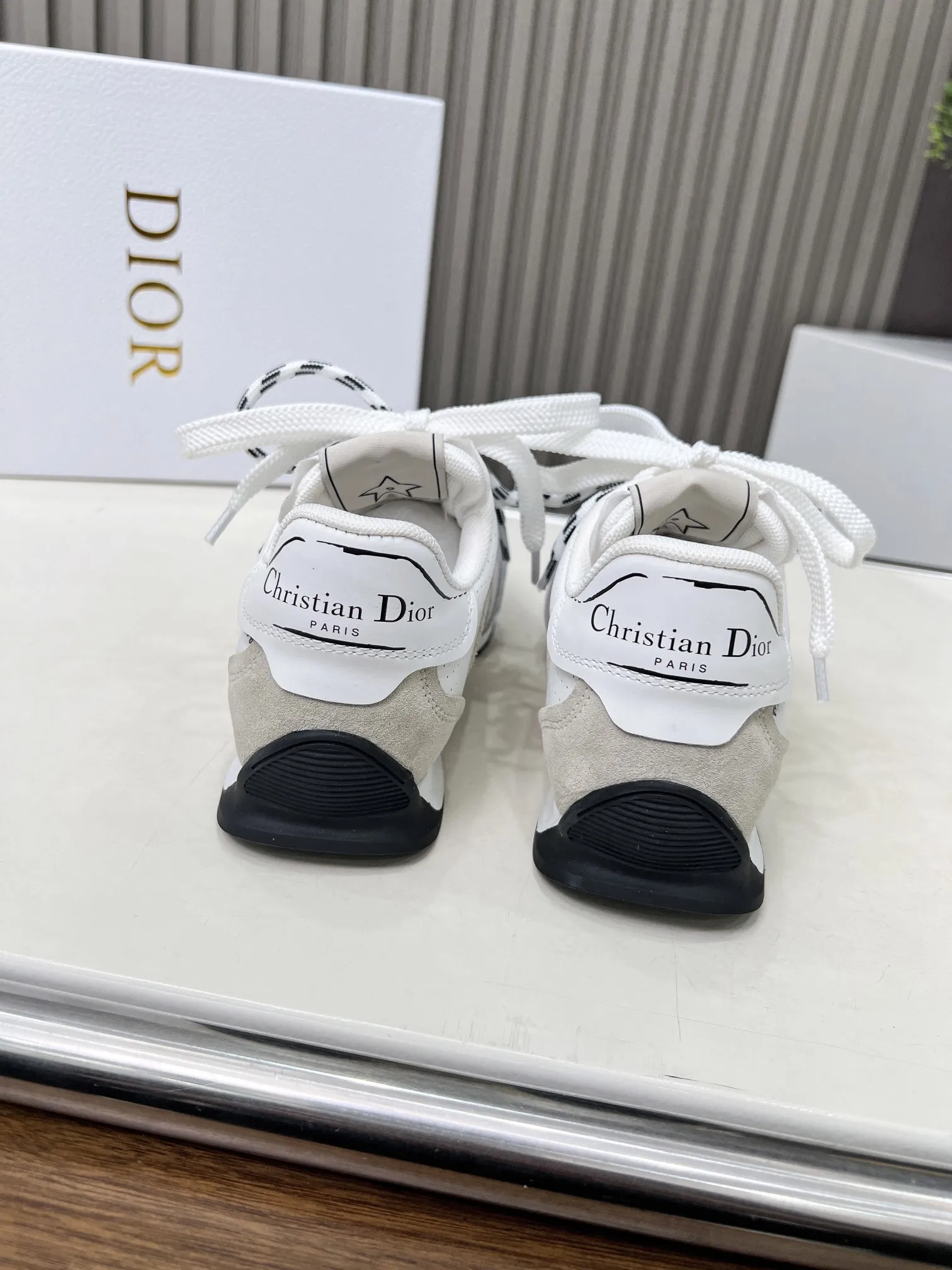 p270 这款 D-Sketch运动鞋是二零二五春夏成衣系列新品,彰显经典的复古美学。采用金色调褶皱羊皮革和金色调叠层牛皮革等材质精心制作,饰以灵感源自鞋履制作阶段的印花标志,搭配米色绒面牛皮革镶片和双鞋带。侧面饰以手写风格的Christian Dior Paris标志,鞋跟和鞋舌点缀以Christian Dior Paris 标志镶片和标牌。搭配双色纤薄橡胶鞋底更显精致,可为各式休闲造型增添高订气质。 码数:35~41(男款打板中) 颜色:黑 白 金 银