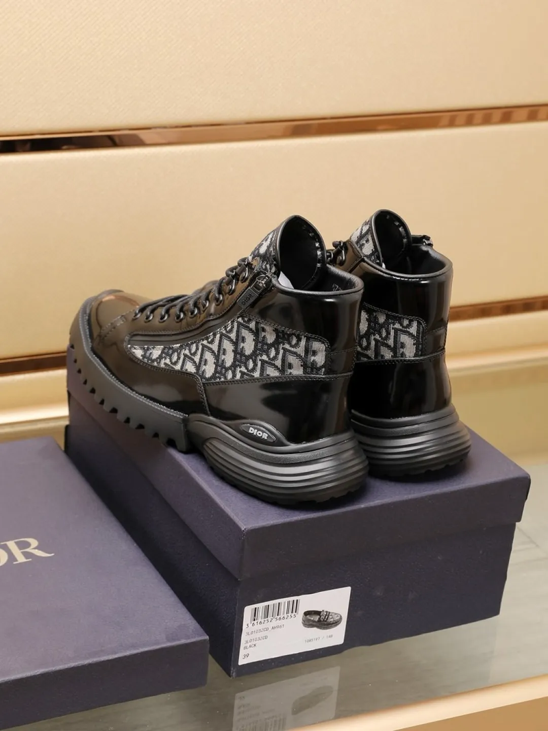 工厂P370💰【Dior】迪奥休闲运动鞋🇺🇸专柜同步发售，顶级代购意大利原版&middot;品牌图腾布匹车缝品牌布标&middot;撘配头层牛皮&middot;（图腾布凸显高端&middot;贵气&middot;档次）做工考究（原版内里）鞋底：原厂特供大底⚠️大底.舒适&middot;耐磨&middot;防滑&middot;实物拍摄🎬实物更漂亮🔍颜色：两色可选💕码数：38-46【45 46 定做不退换】