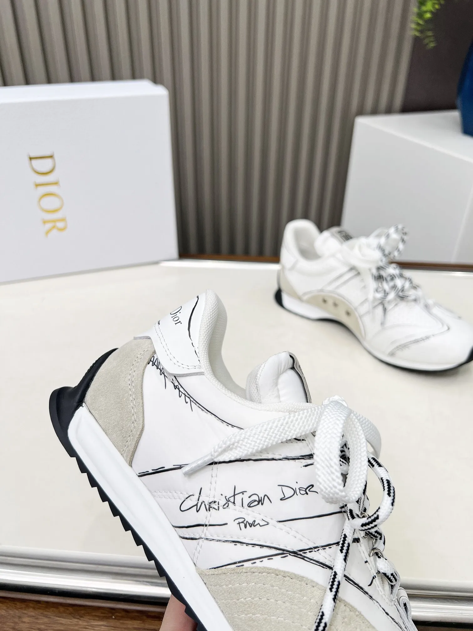 p270 这款 D-Sketch运动鞋是二零二五春夏成衣系列新品，彰显经典的复古美学。采用金色调褶皱羊皮革和金色调叠层牛皮革等材质精心制作，饰以灵感源自鞋履制作阶段的印花标志，搭配米色绒面牛皮革镶片和双鞋带。侧面饰以手写风格的Christian Dior Paris标志，鞋跟和鞋舌点缀以Christian Dior Paris 标志镶片和标牌。搭配双色纤薄橡胶鞋底更显精致，可为各式休闲造型增添高订气质。 码数：35~41（男款打板中） 颜色：黑 白 金 银