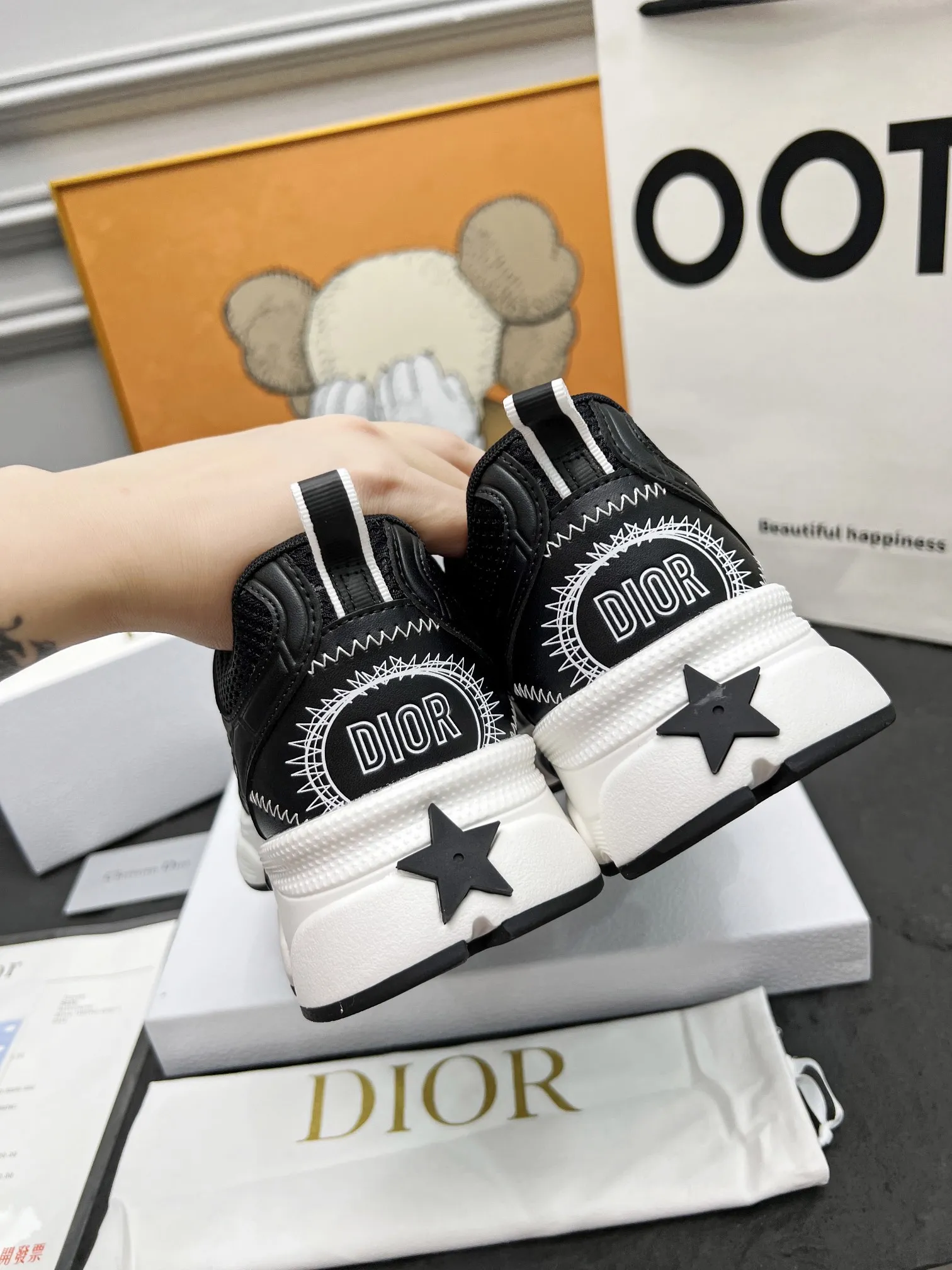 p250 这款 Dior Chrono 运动鞋是二零二四秋季新品，以 Dior 的高订风格重新演绎跑步鞋。白色网眼织物搭配裸色和银色调层压皮革效果镶片，两侧的 CD 标志、鞋舌上的星星补丁和鞋跟的 Dior 标志，诸多细节彰显格调。采用双色鞋带，轻盈鞋底搭配星星装饰，可全年打造休闲造型。 码数：女码35-41（35/42可定做） 男码40-46（男款打版中） 颜色：白、粉、金、银