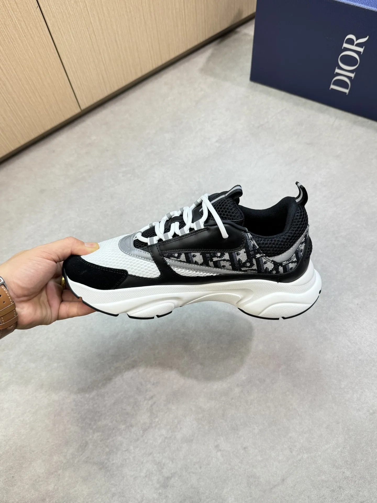 【 Dior】迪奥 P430💰 -高端品质 原单🔍🔍🔍休闲运动鞋 -鞋面：🔝纳帕小牛皮、高丝光网帆布匹、品牌图腾布匹、鞋舌.后跟；反光品牌织带 -内里：品牌帆布 -原版：超轻TPU发泡&middot;橡胶；双色成型大底 -超高品控&middot;做工精细：凸显(高端&middot;贵气&middot;档次) -Size ：39-44（38、45、46，47，可订做)&middot;D9285