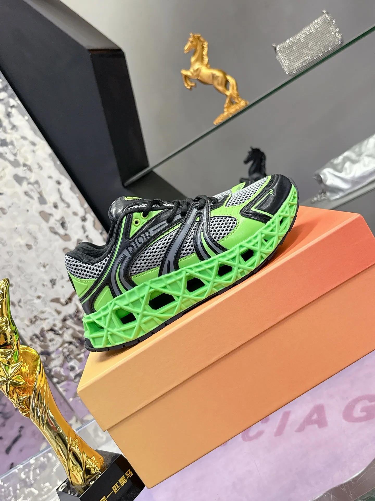 工厂价:370(代购版👍) 迪奥Dior25新款低帮运动鞋,采用进口网眼织物精心制作,搭配曲纹藤格纹注塑橡胶提升格调,全新演绎经典图案,彰显未来主义的风格。鞋舌和正面饰以Dior标志,孔眼突显徒步鞋的风格 CD Diamond抽绳彰显科技魅力。纹理凹口厚底采用橡胶精心制作,提供理想的抓地力,加固鞋跟缔造舒适非凡的穿着体验。可与运动服饰和休闲装扮搭配,打造精致造型。 Size: 39-44 (45定制)