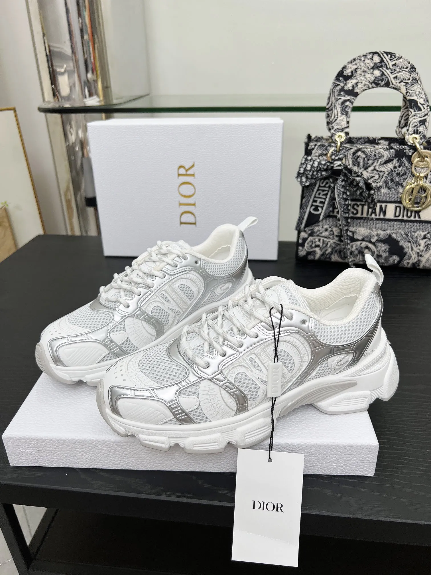 工厂价250 官网新色同步更新 这款 Dior Chrono 运动鞋以Dior的高订风格重新演绎跑步鞋。米色网眼织物搭配同色调绒面牛皮革镶片,侧面的CD 标志、鞋舌上的星星补丁和鞋跟的Dior标志,诸多经典细节彰显格调。采用双色鞋带,轻盈鞋底搭配星星图案,可全年打造休闲造型。 价格:P 码数:女码35-41(35/42可定做) 男码40-46(男款打版中) 颜色:白、粉、金、银