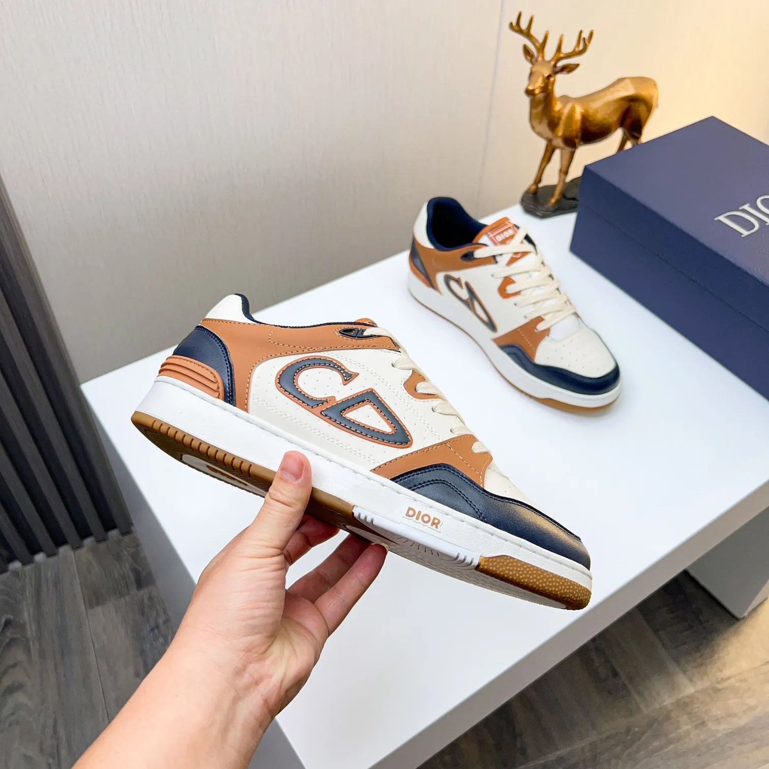 P210B57低帮运动鞋2025春季男装系列新品上市[庆祝][庆祝][庆祝]，重新诠释篮球鞋设计，成为Dior的经典单品[强][强][强]，采用黑色和奶油白色光滑牛皮精心制作，搭配米色绒面革，侧面展示皮革CD标志，鞋舌、鞋底和后侧饰以各种特色细节提升格调[666][666]，而孔眼细节、缉面线和橡胶镶片更是突显其运劲风格的动感魅力[强][强][强]，带有双色橡胶鞋底，可搭配各色服饰，打造精致造型，码数:38一45